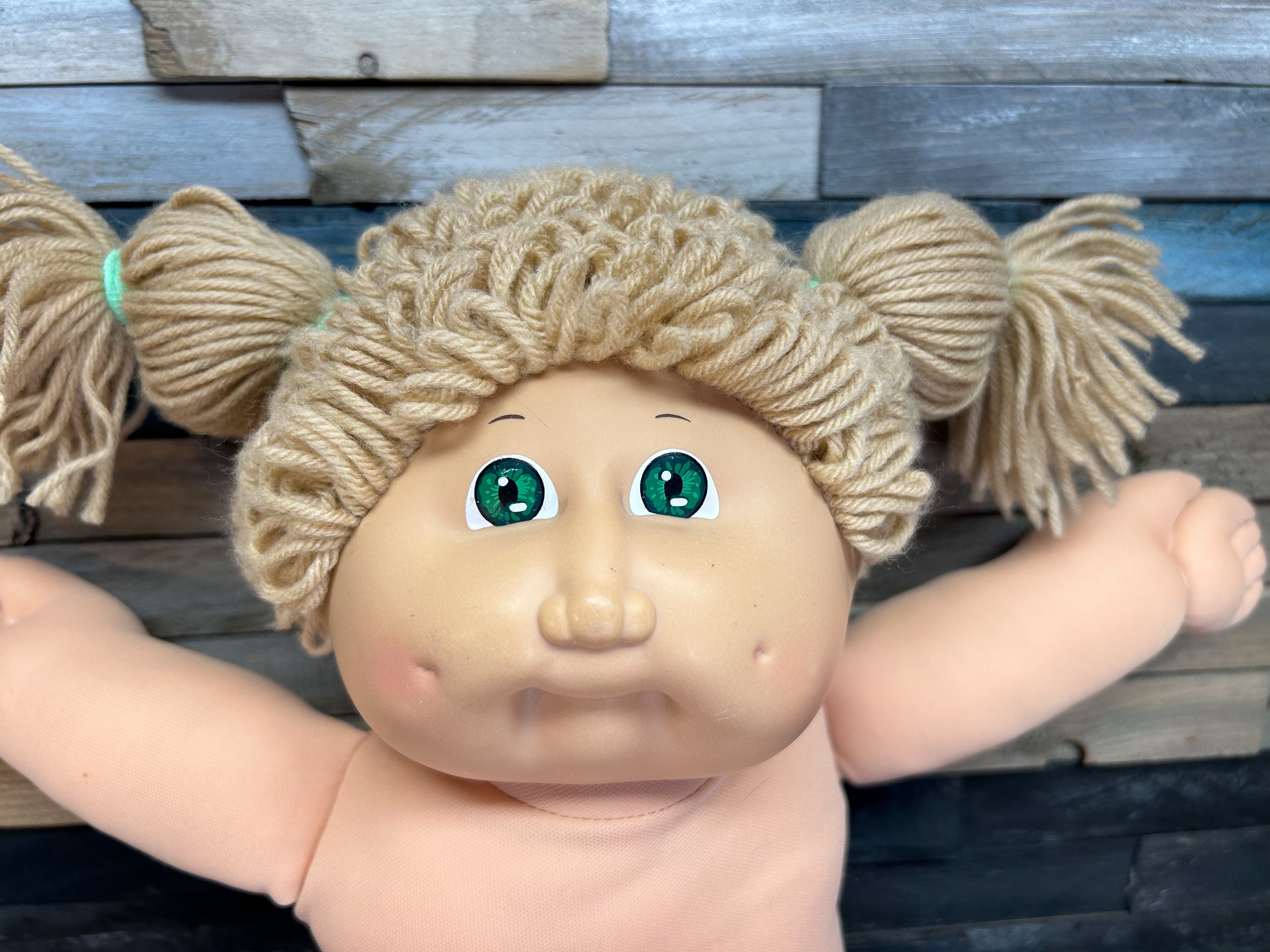 Wheat hair & green eyes