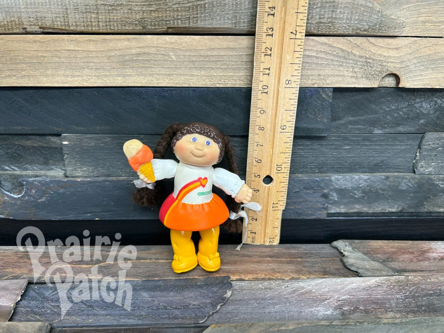 Figurine with ice cream