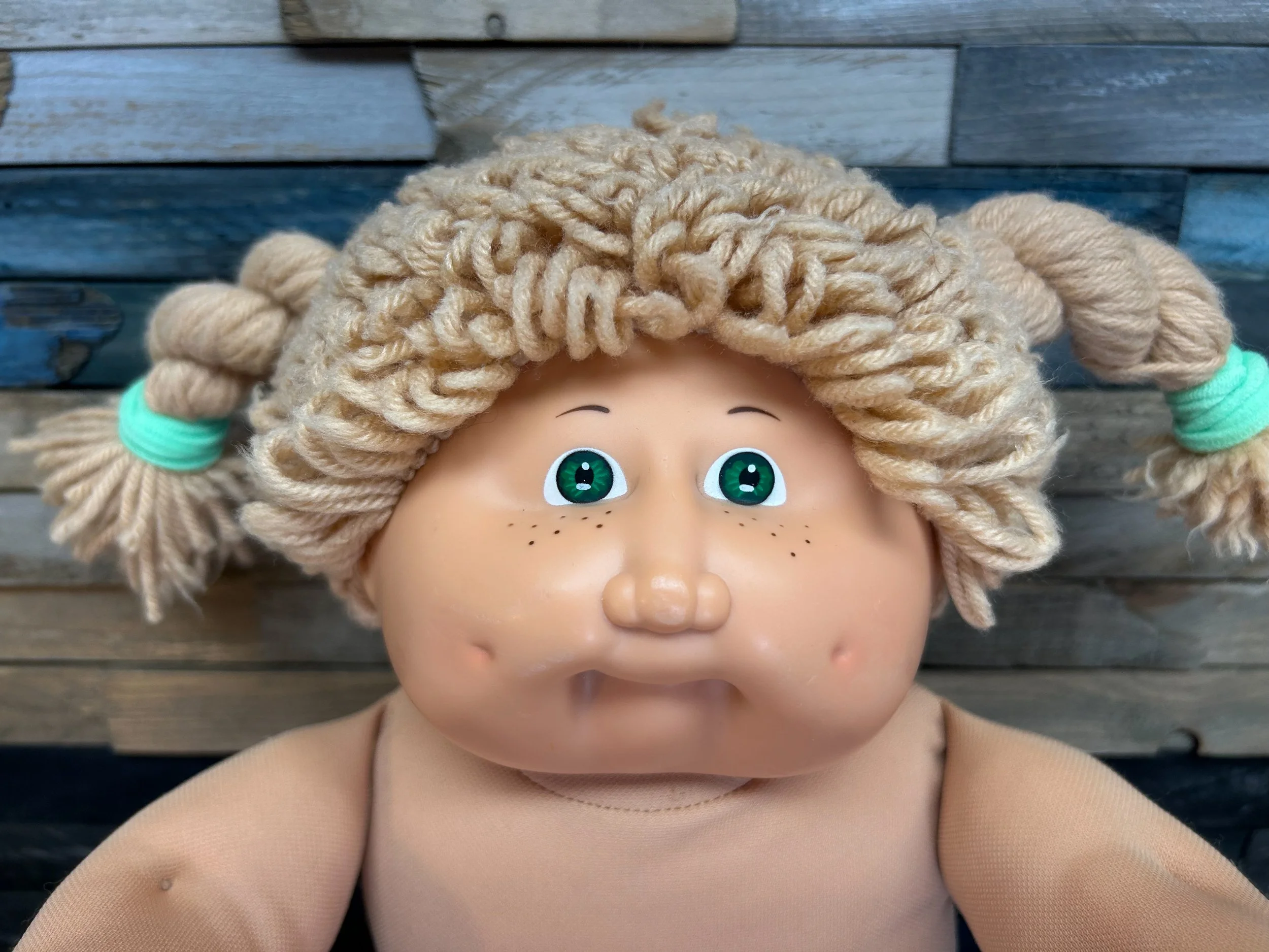 Wheat hair & green eyes