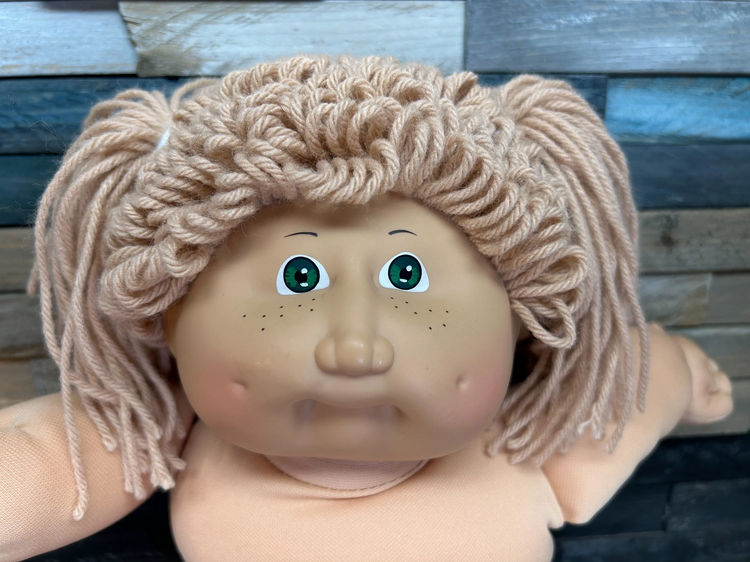 Wheat hair & green eyes