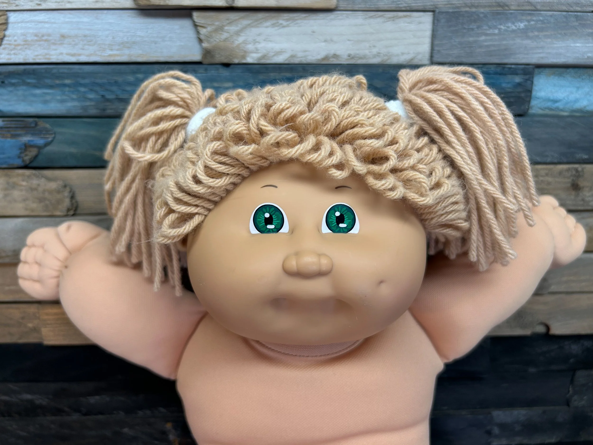 Wheat hair & green eyes