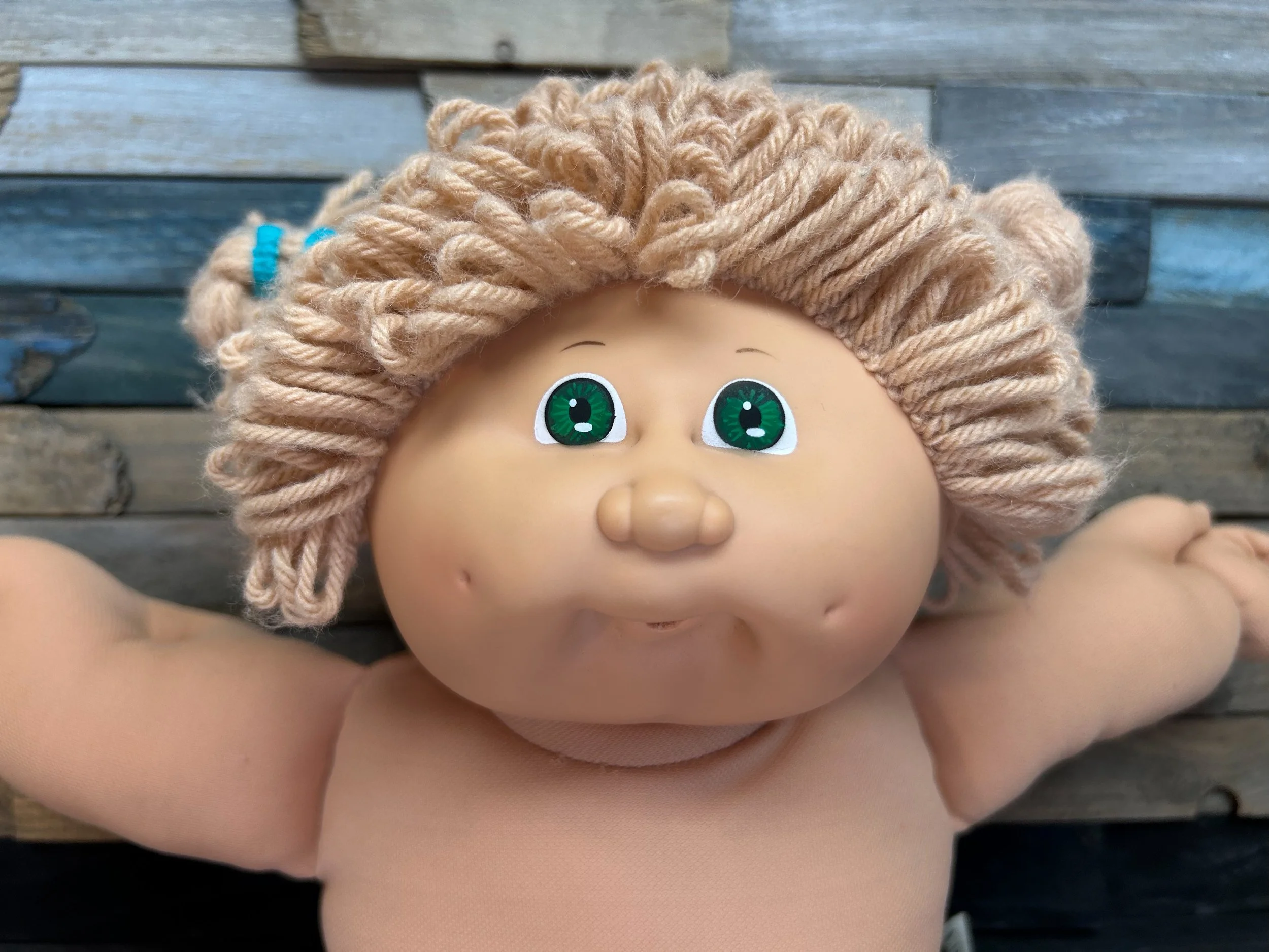 Wheat hair & green eyes