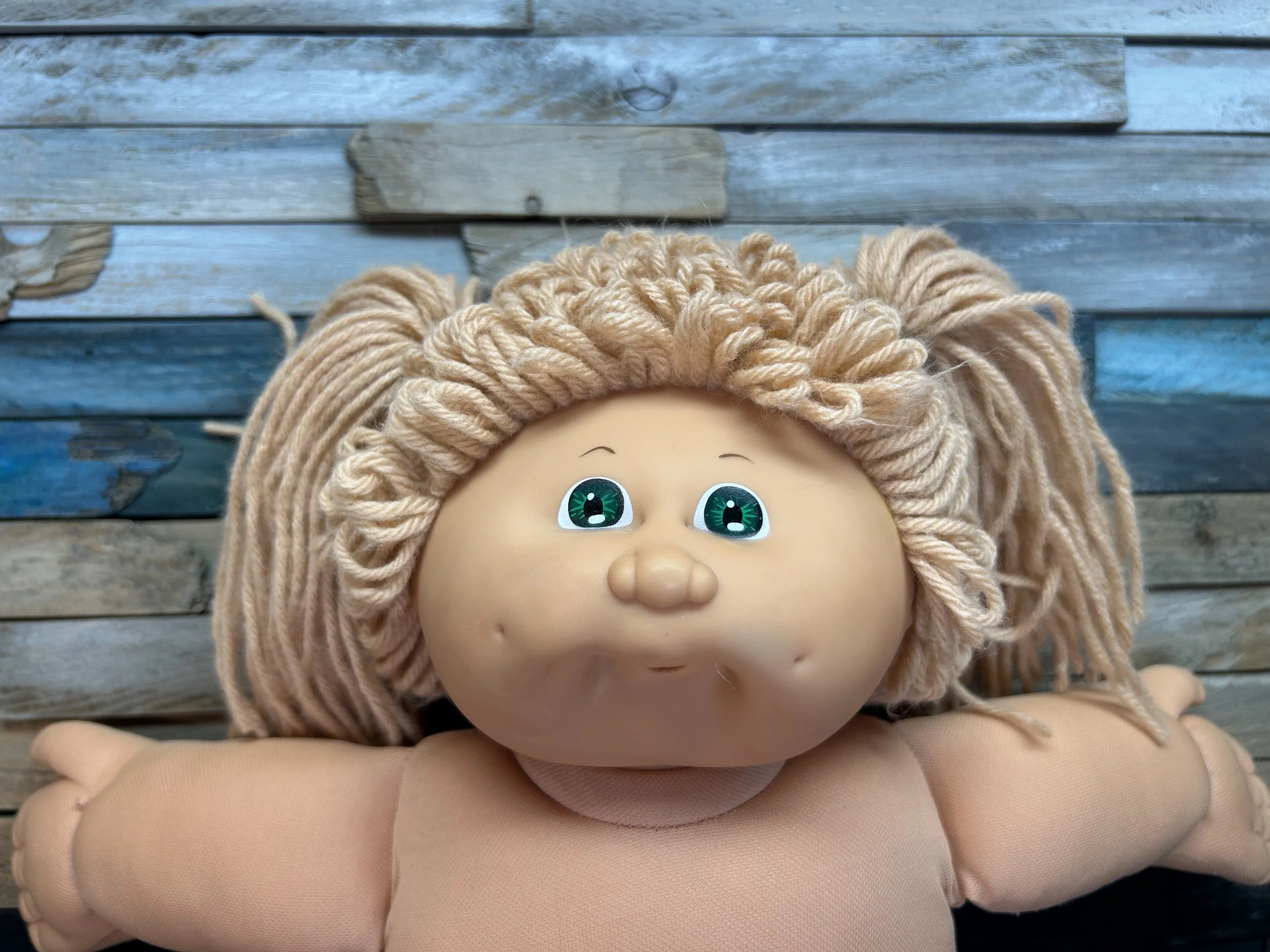 Wheat hair & green eyes