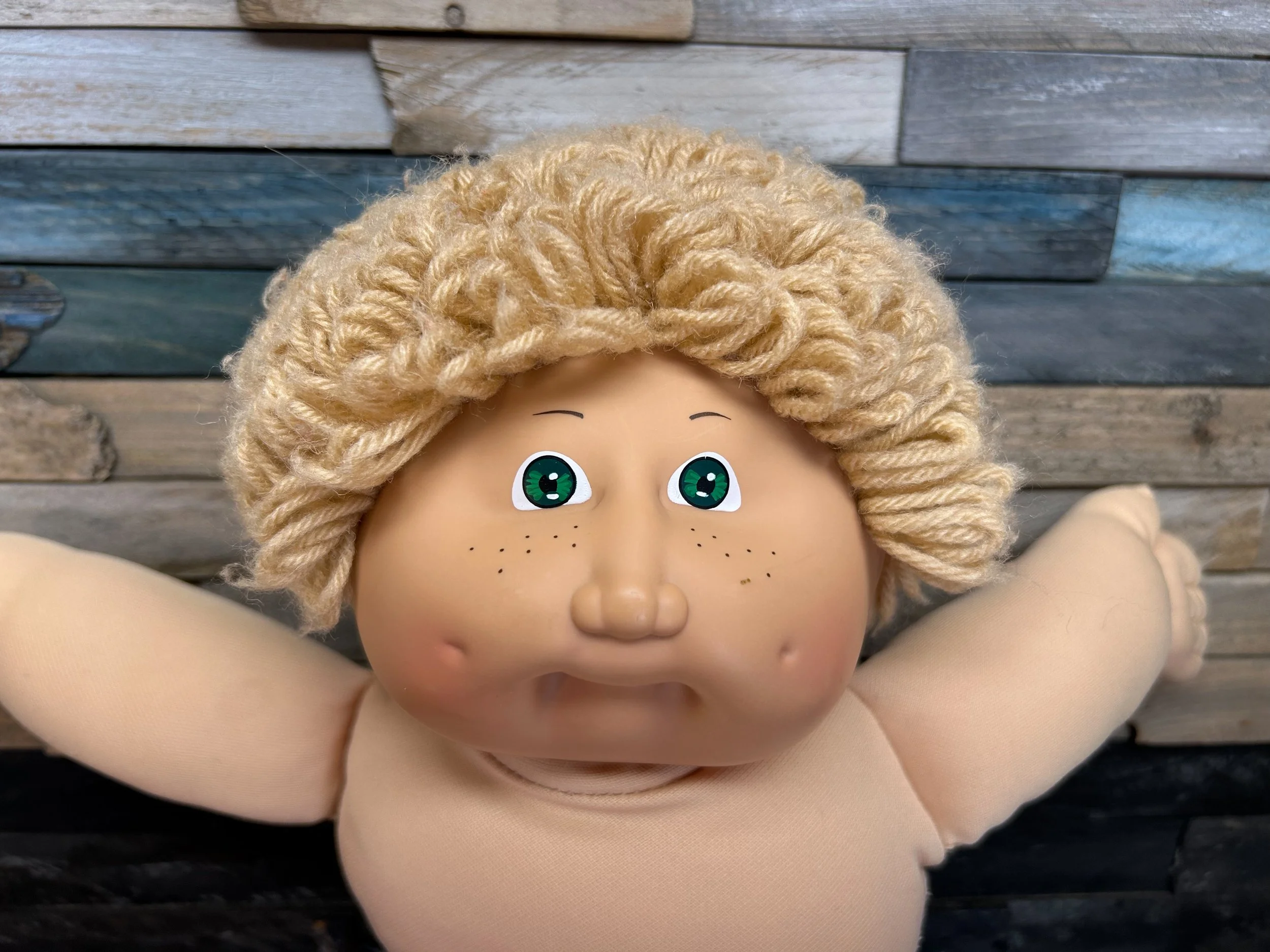 Wheat hair & green eyes
