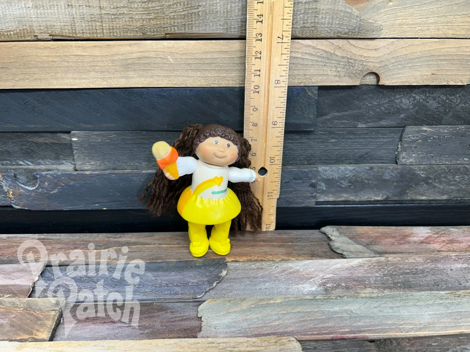 Figurine with ice cream