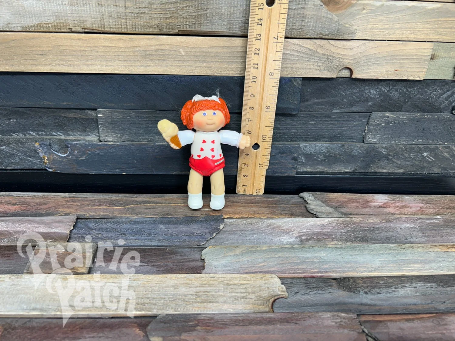 Figurine with ice cream