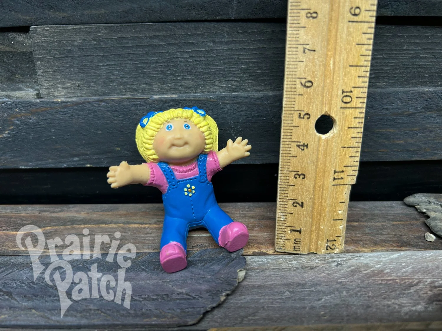 Hug me figurine
