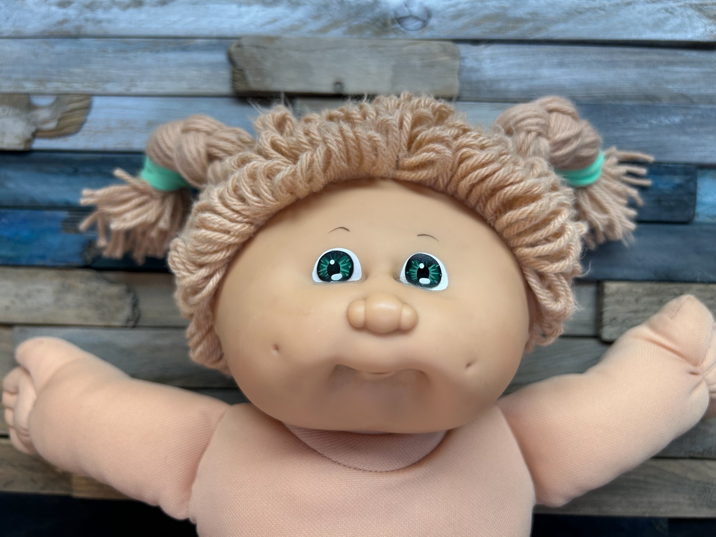 Wheat hair & green eyes