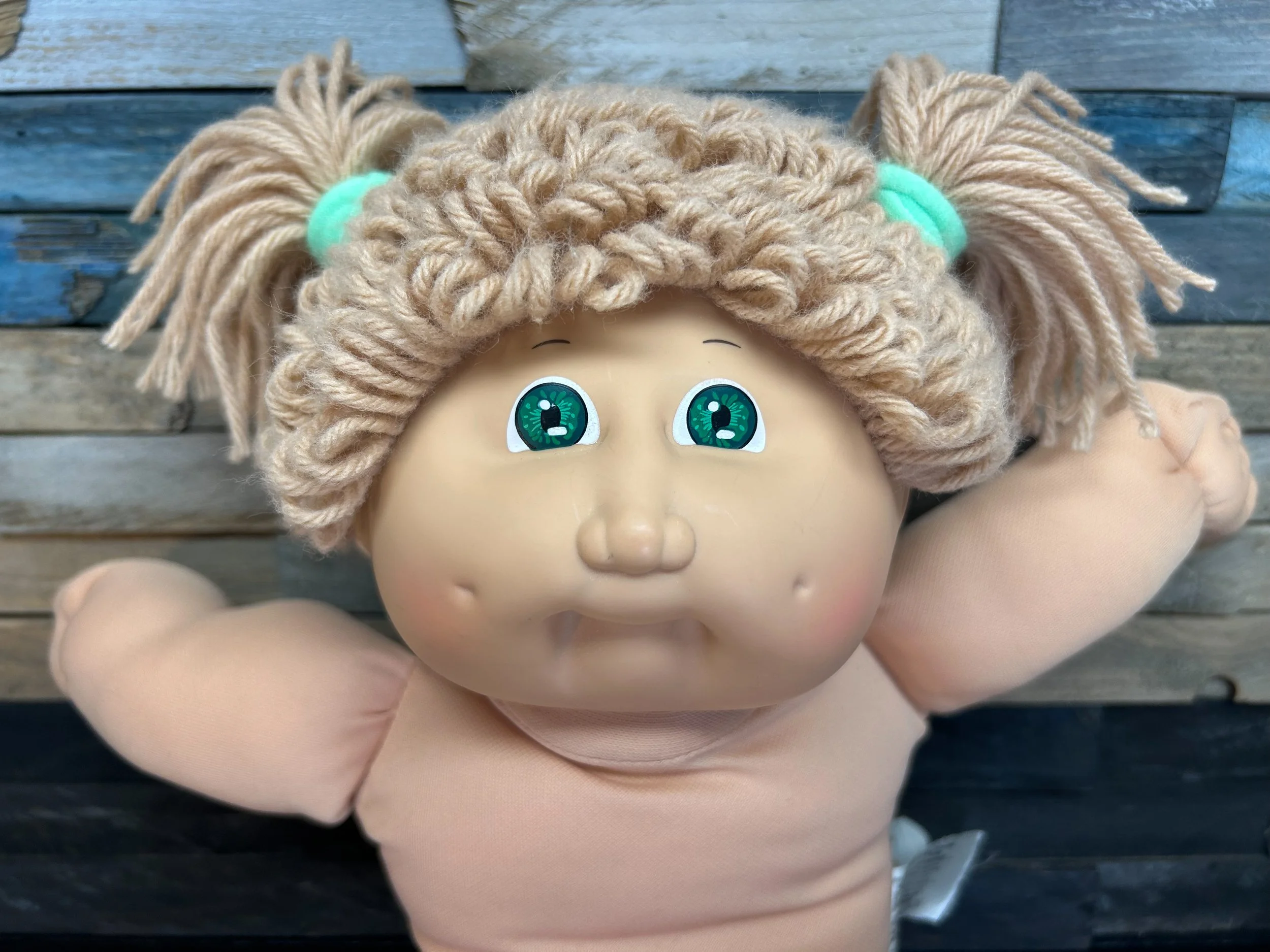 Wheat hair & green eyes