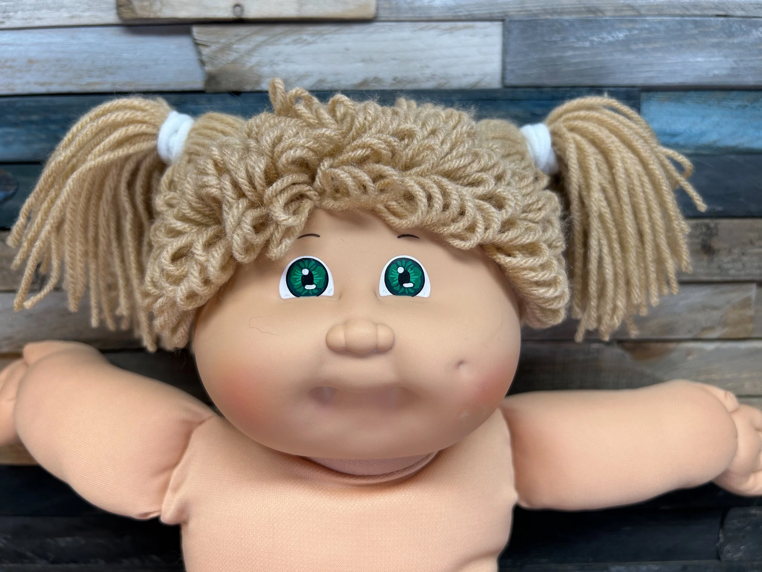 Wheat hair & green eyes