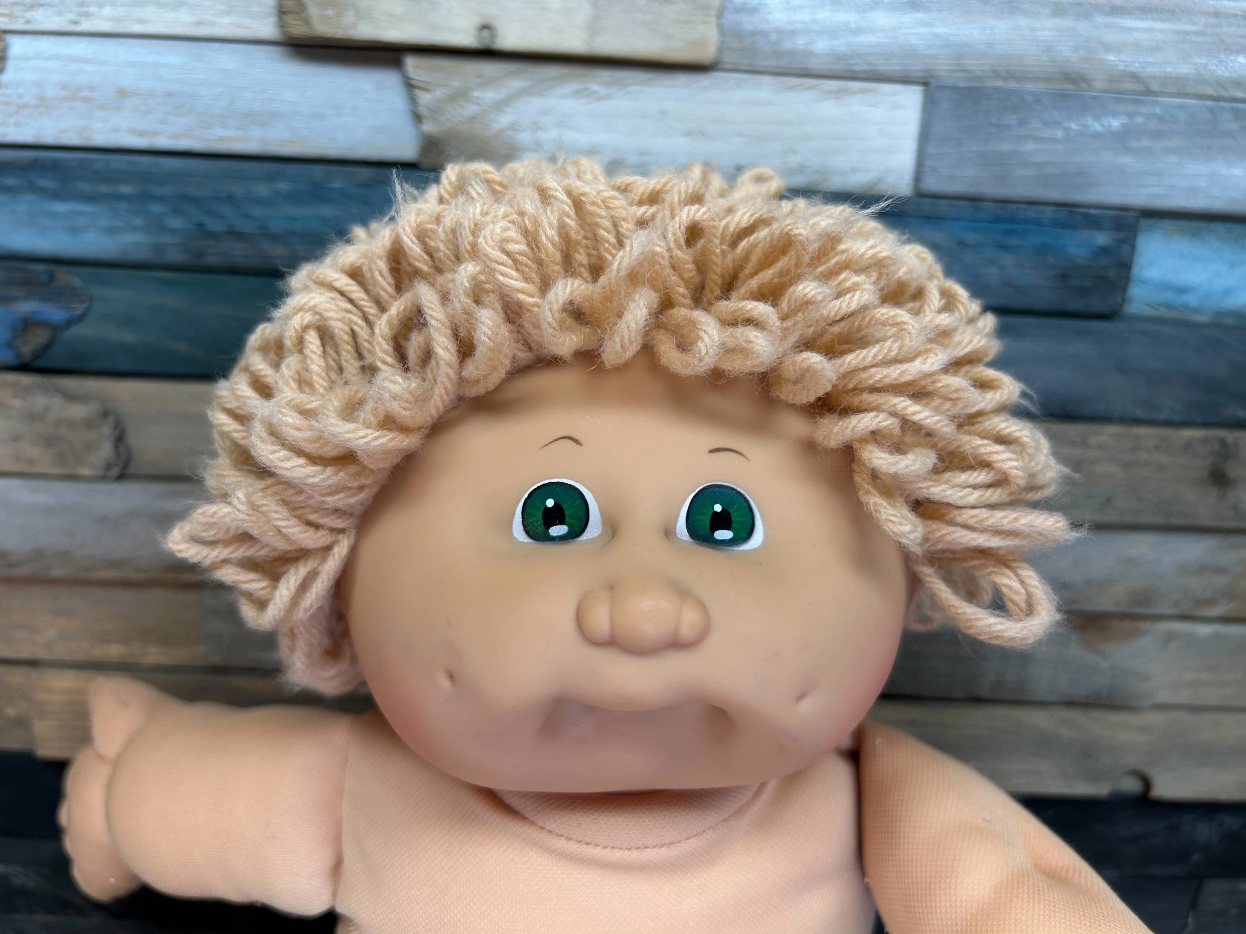 Wheat hair & green eyes