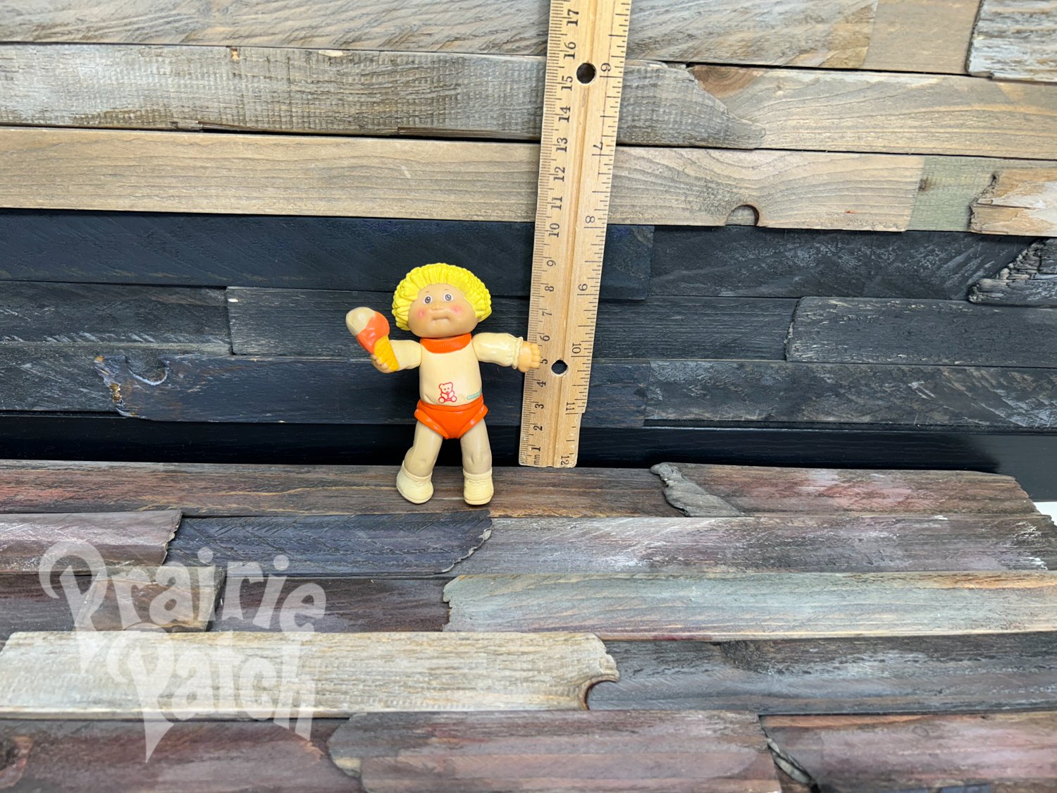 Figurine with ice cream