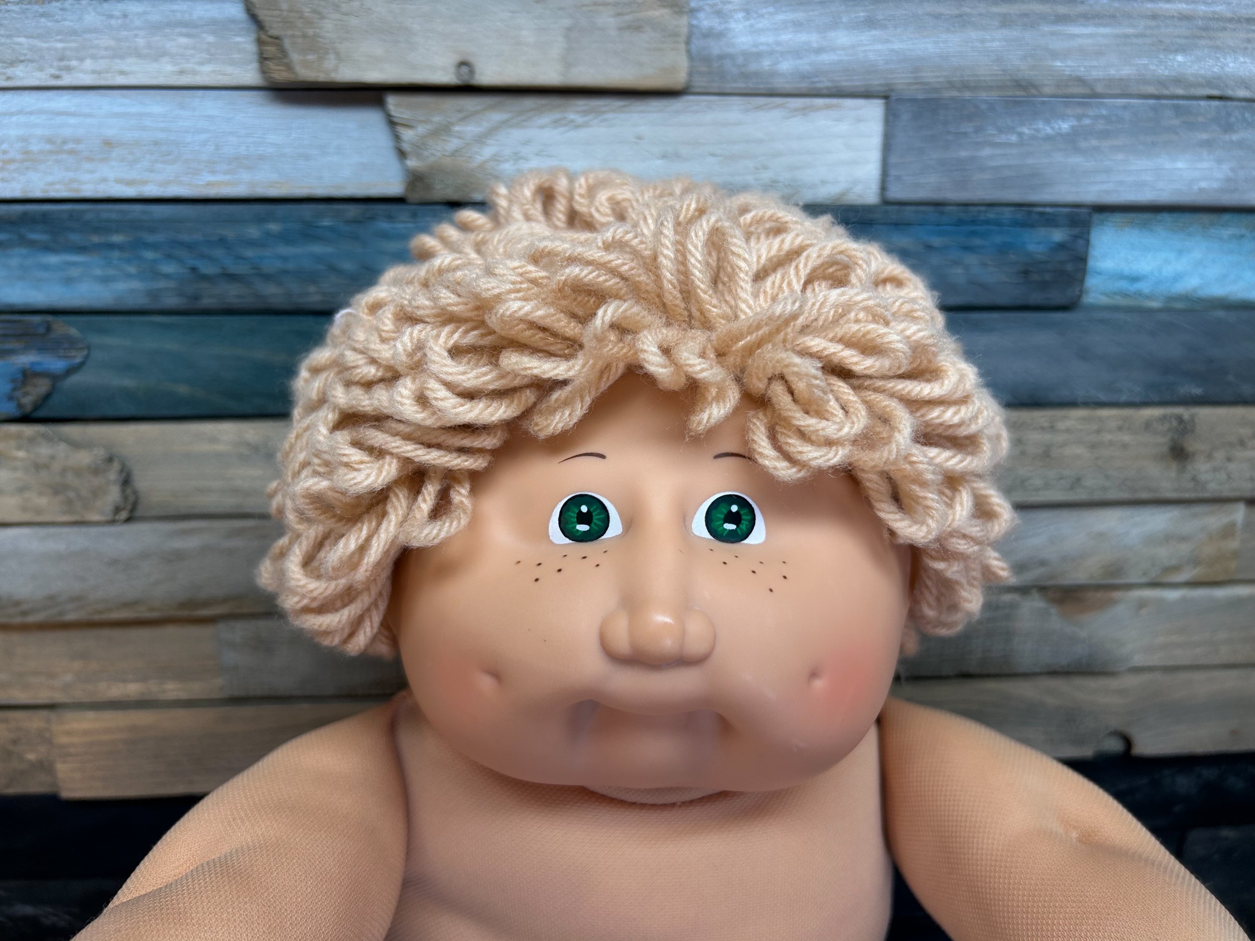 Wheat hair & green eyes