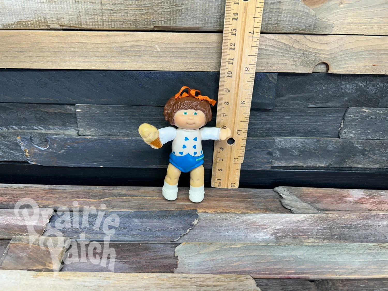 Figurine with ice cream