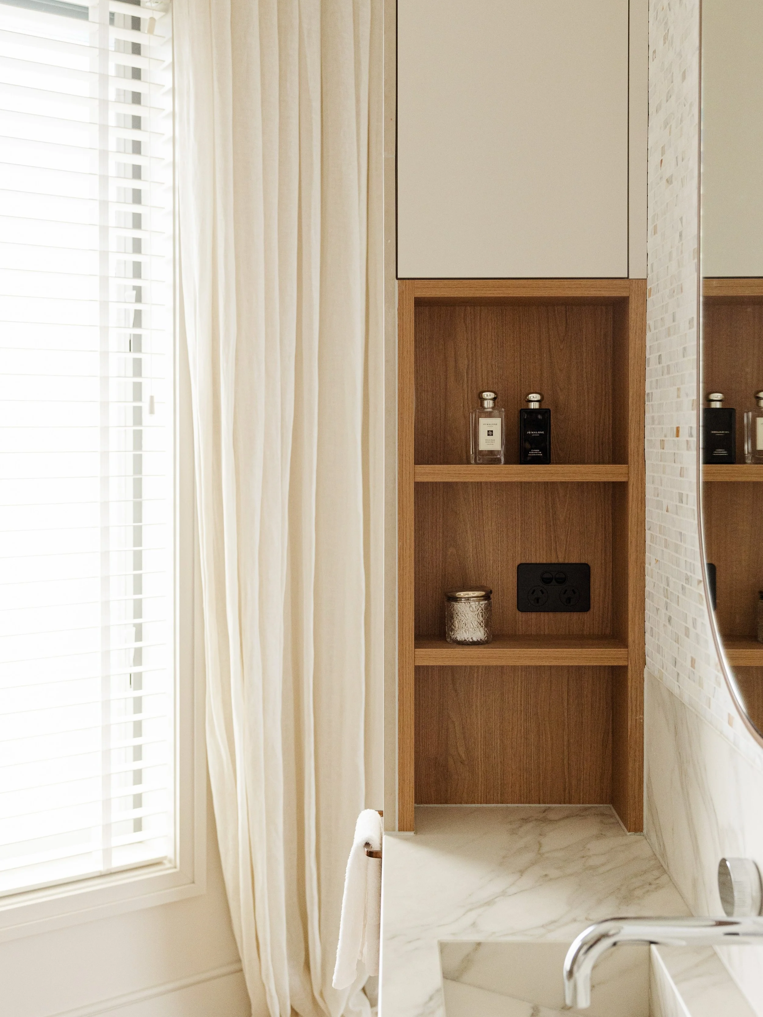 Little moments of luxury in everyday spaces&hellip;

A calm and light palette for the Freshwater Home master en-suite and vanity nook. 

The master bathroom vanity features the beautiful  Calacatta Royale by @neolithofficial . The perfect subdued sta