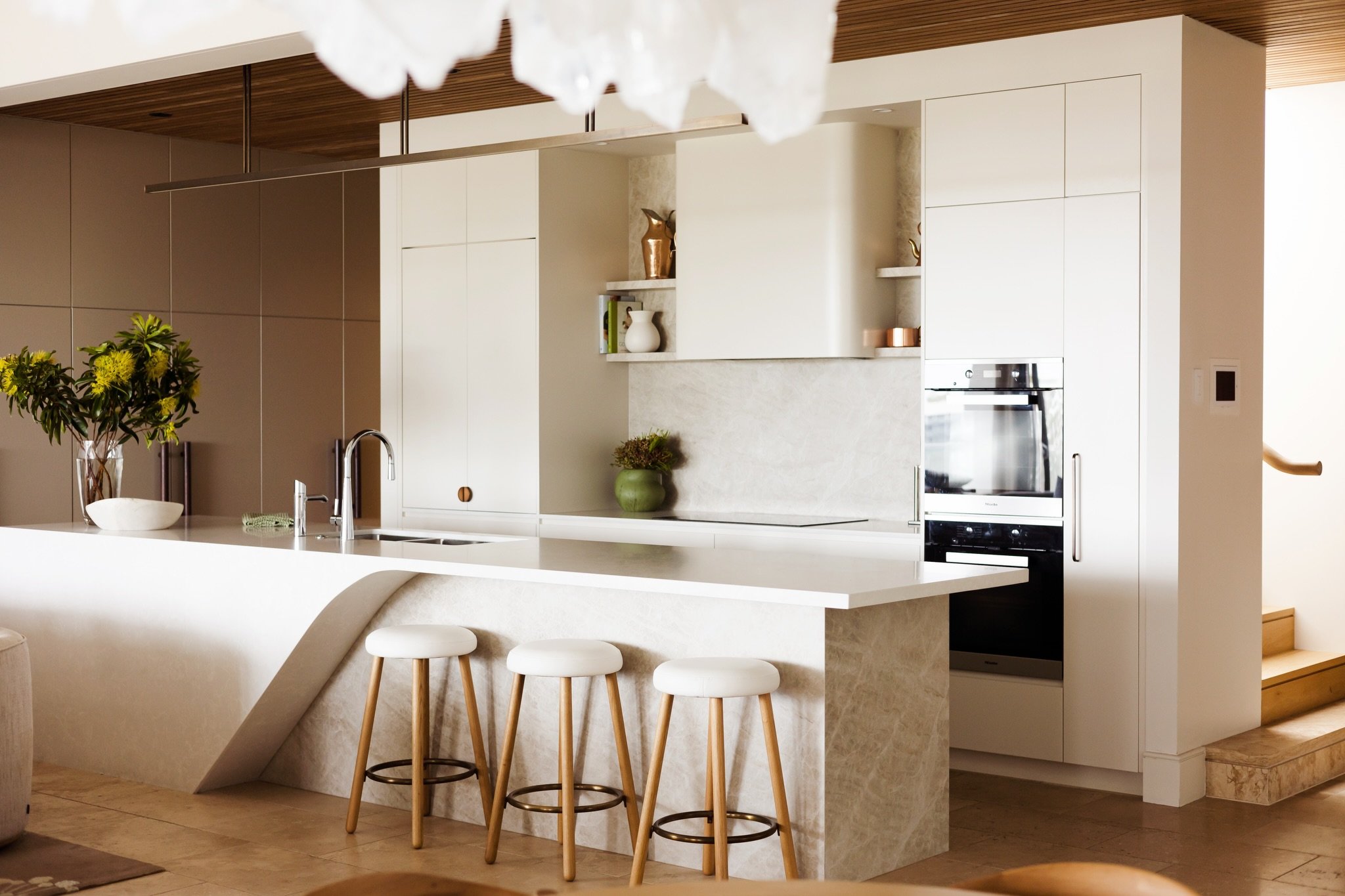 A few more moments from the beautiful Freshwater Home 
 
A space that feels bright and airy in the morning as the sun rises&hellip;and transitions naturally to a warm and cosy space as the sun sets and the space absorbs those stunning sunset hues. 

