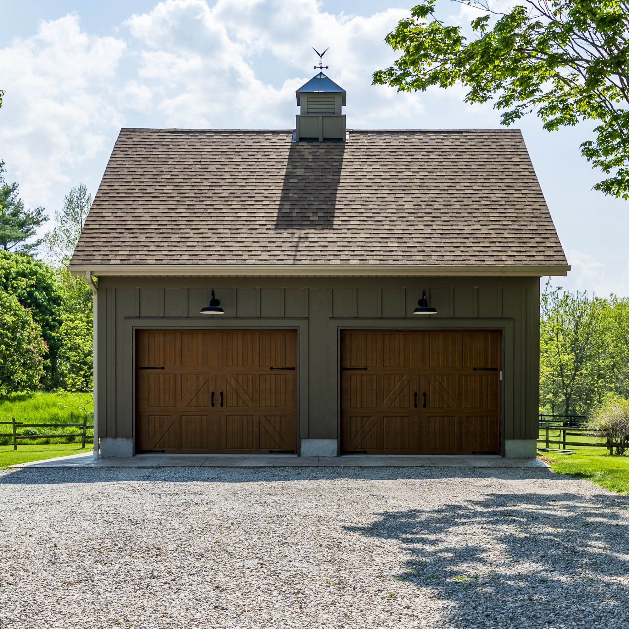 2-car-garage-with-barn-look-2025-01-31-21-51-15-utc.jpg