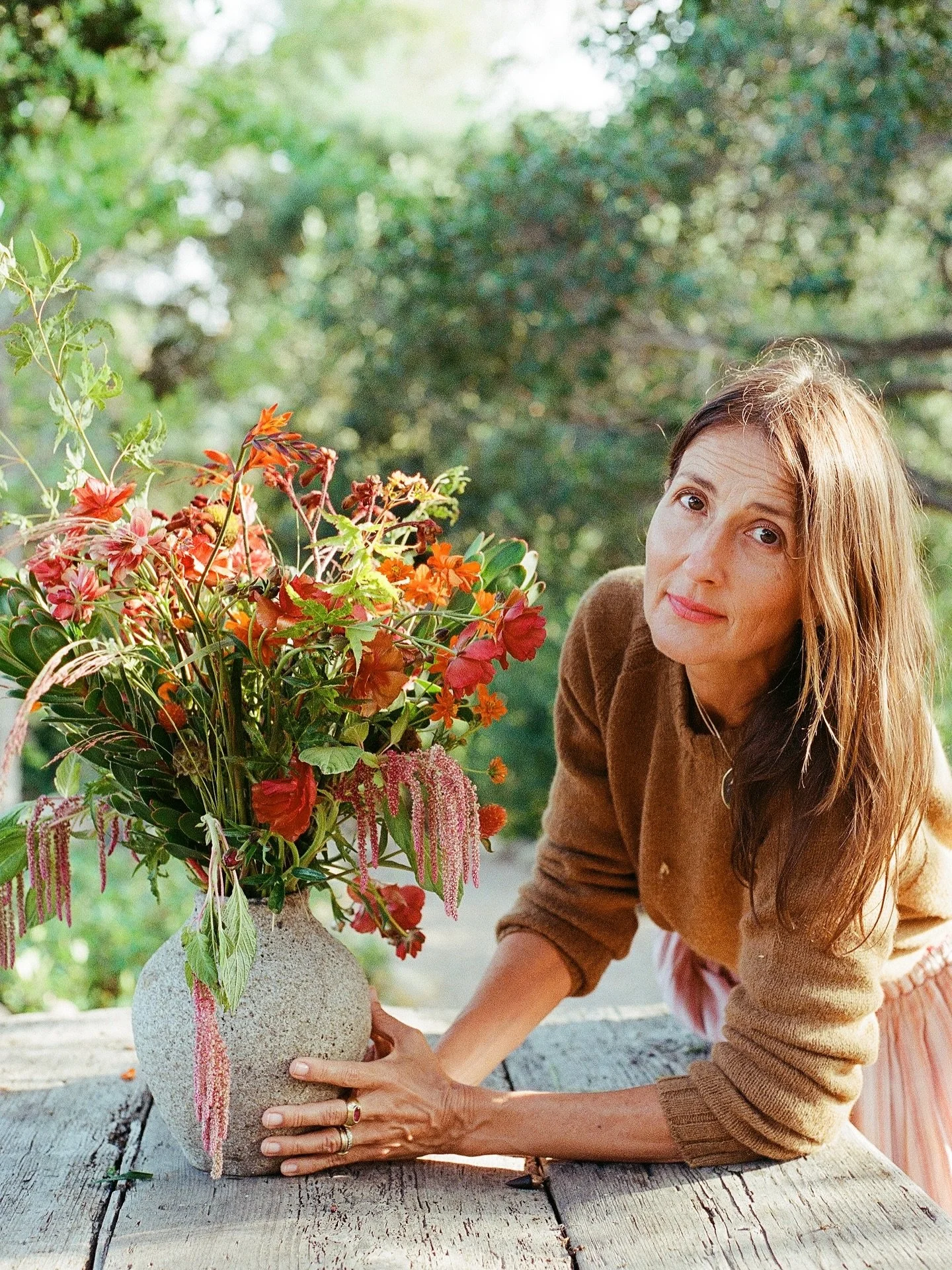 In love with these sweet Autumnal captures of Anna in her garden creating beauty 🍃 

Are you ready for some aligned photos and videos for your business/brand? It&rsquo;s some of my favorite imagery to create, women in the magic of their offerings. I