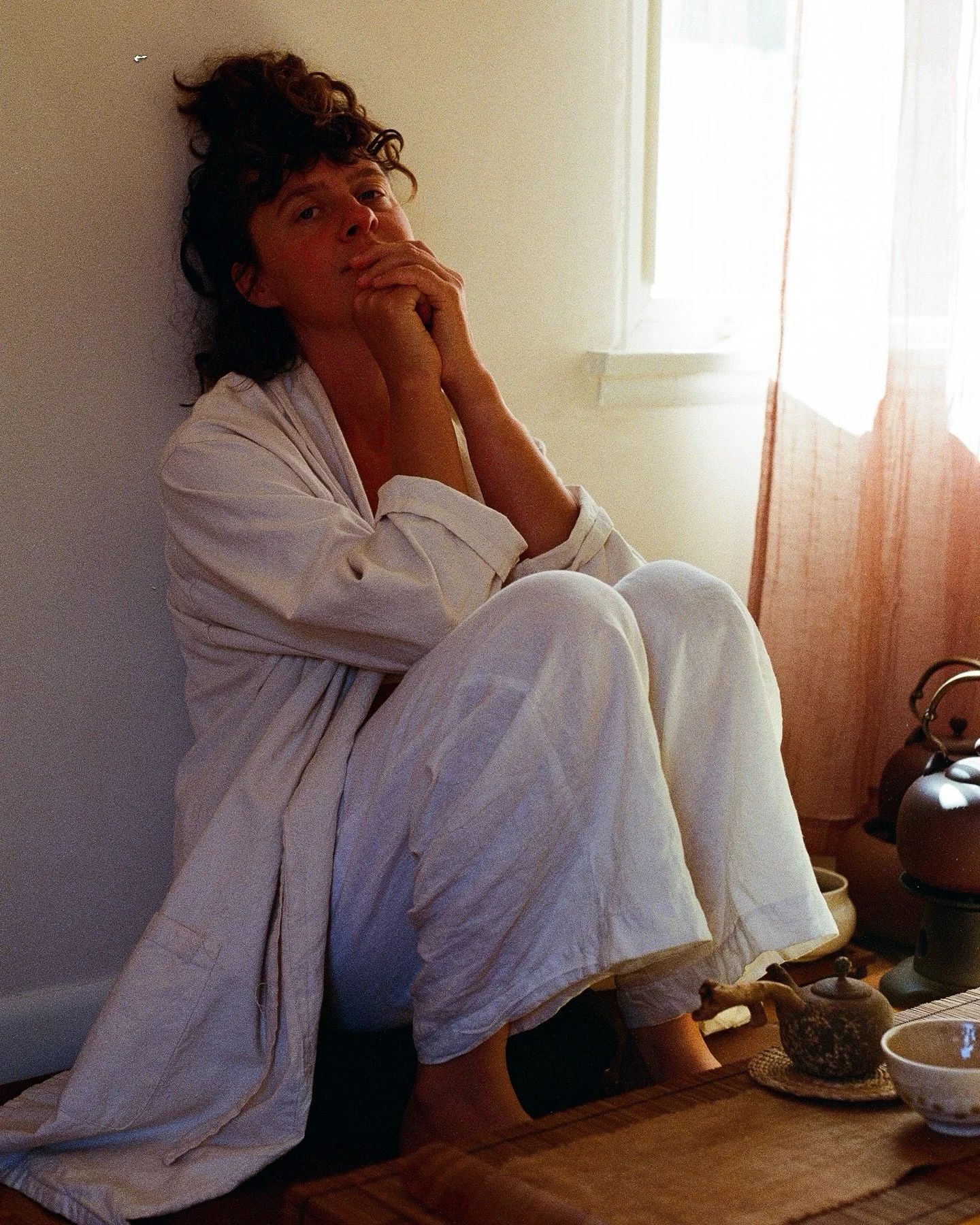 I&rsquo;m Juliet.

I am a creative director and photographer who creates spaces where people can soften, be seen, and return to themselves.

Through photography. Through presence. Through connection that naturally occurs when we slow down in the same