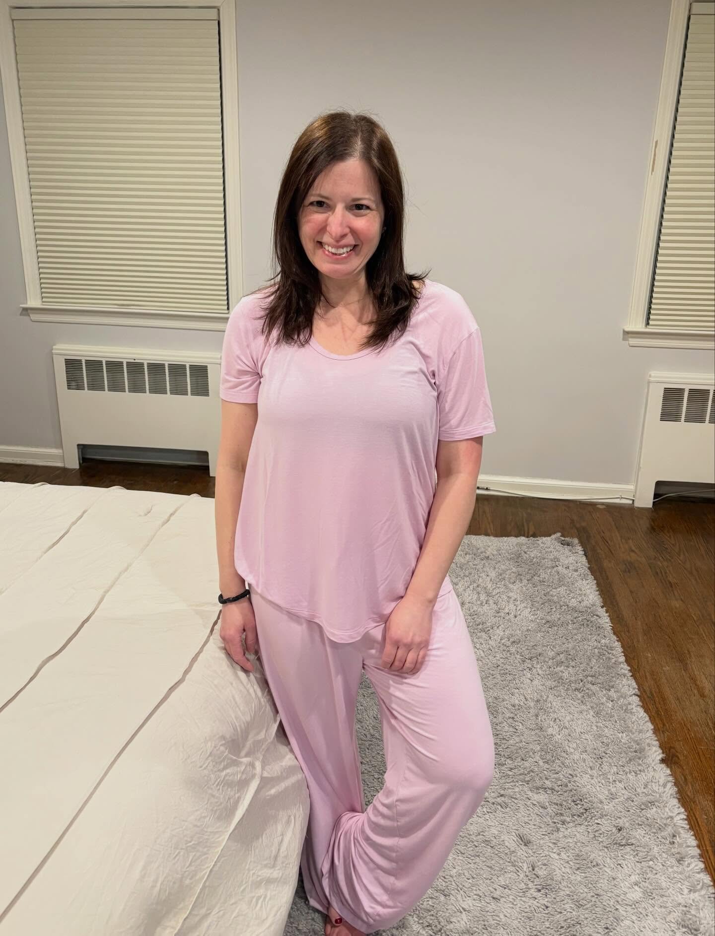 Okay friends&hellip;some of you already know how much I love my @piperandmint pajamas 🩷💙 but for the new faces here, they seriously are one of my favorite sleep finds.

As someone who has night sweats 🥵, I used to think less clothes = cooler sleep