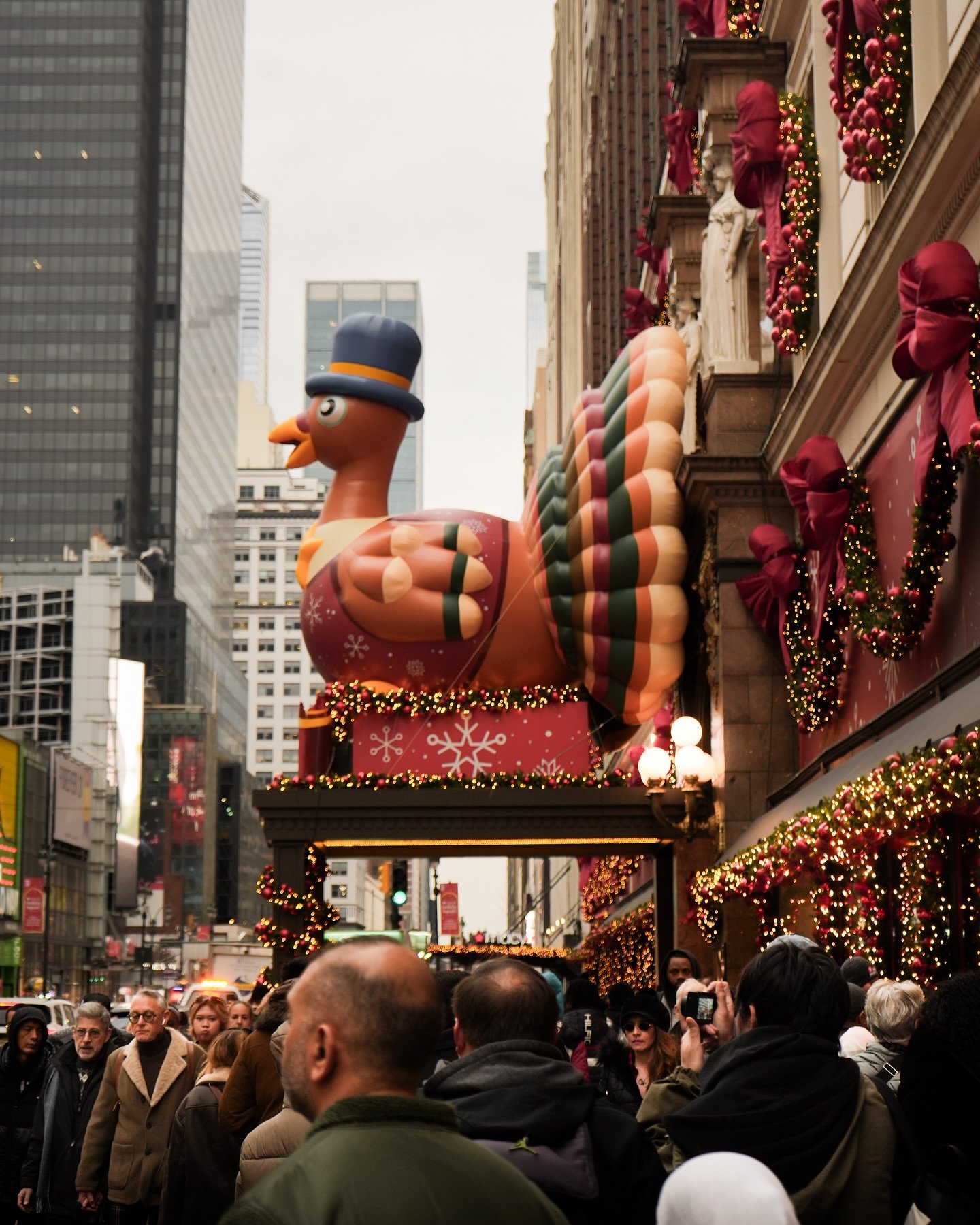 It&rsquo;s finally the Christmas season in New York City. 
Enjoy the festivities at @macys 🎄🎅🏼

Shot with Sony A7 IV &amp; edited on @lightroom. @sonyalpha 
__________
#nyc #streetphotographer #austinsullivanphotography #adobelightroom #lightroom 