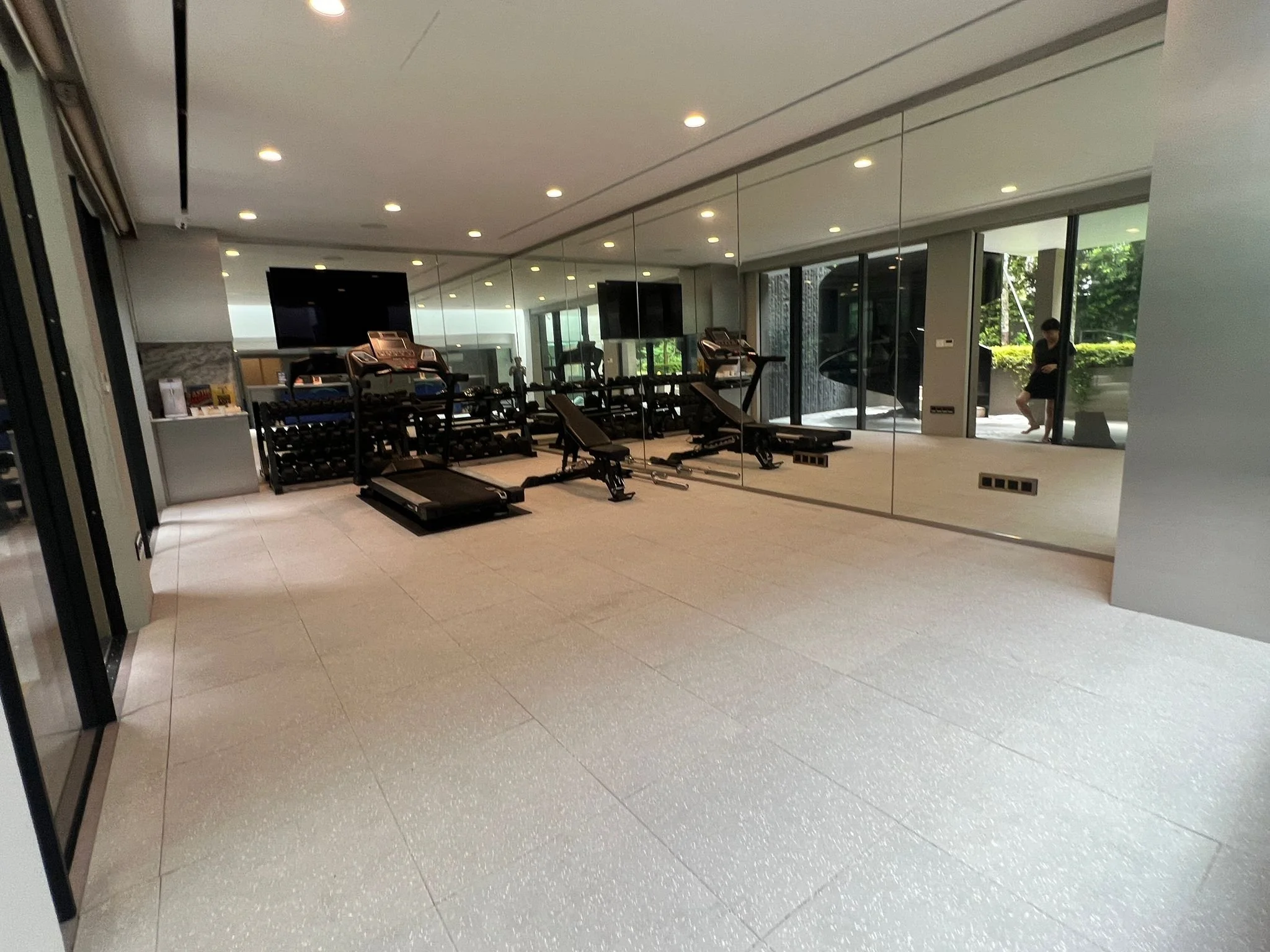 Choosing the Right Rubber Gym Flooring: Roll vs Tile, Thickness Guide, and EPDM–SBR Differences