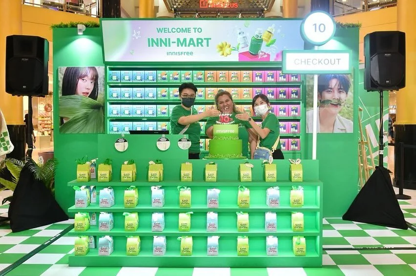 #thinkingprocess
Expectation vs. Reality.
Here’s us making sure our photographer @richardcmt gets the shots we need, the cake is at the right height, and it’s not wobbly. Yes, we did a test run for a cake-cutting ceremony. #justdoit #you