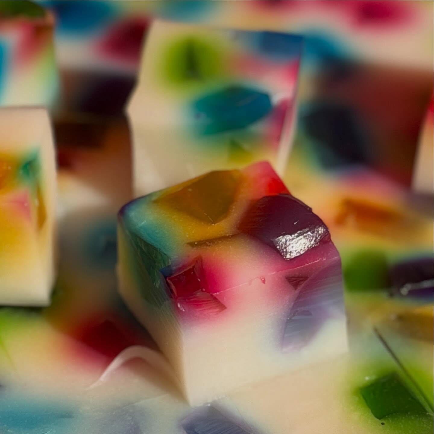 A couple of fun moments from March 🙌🏼

Our annual buka puasa at Amanda&rsquo;s &mdash; featuring way too many bazaar finds from TTDI&hellip; and yes, a few tapau packs going home.

We also got to work with @sonypicturesmy again after a year, inviti