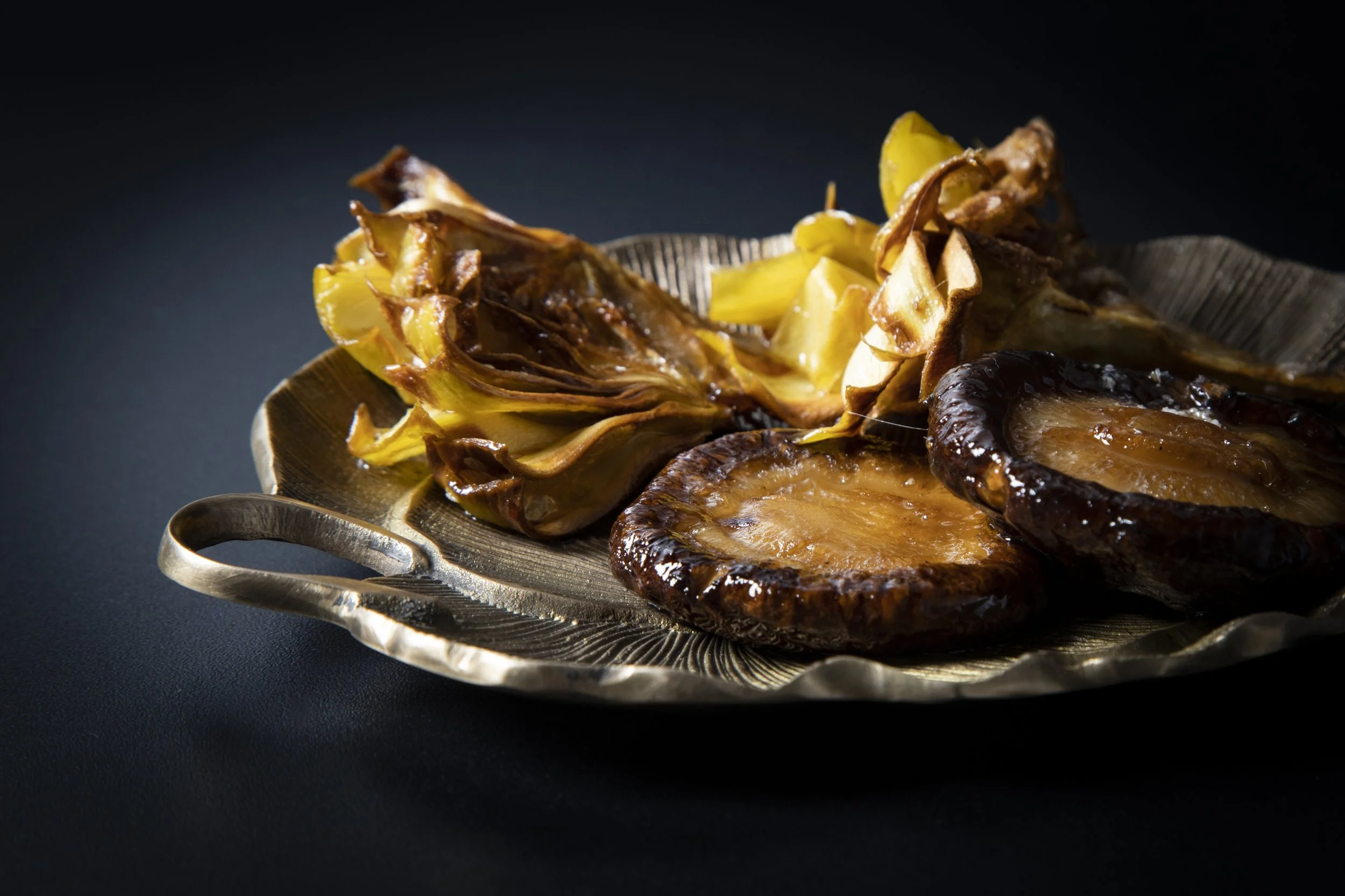 Crispy mushrooms and artichokes fried with Cantonese technique — a plant-based savoury creation by Chris Quirós blending fermentation, precision and deep texture.