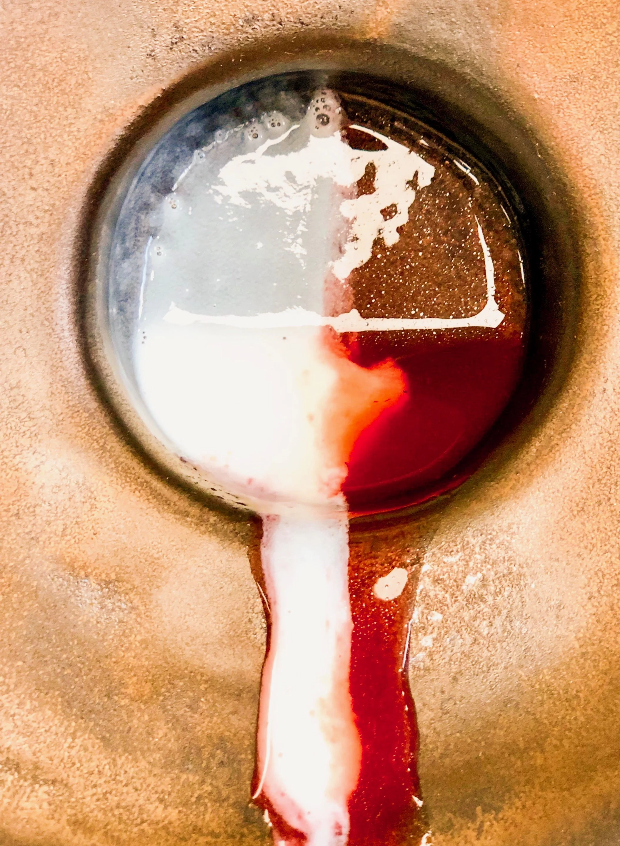 Conceptual dessert of warm strawberry pepper concentrate with cold cream — a creative twist on the classic strawberries & cream by Chris Quirós, exploring contrast and texture.