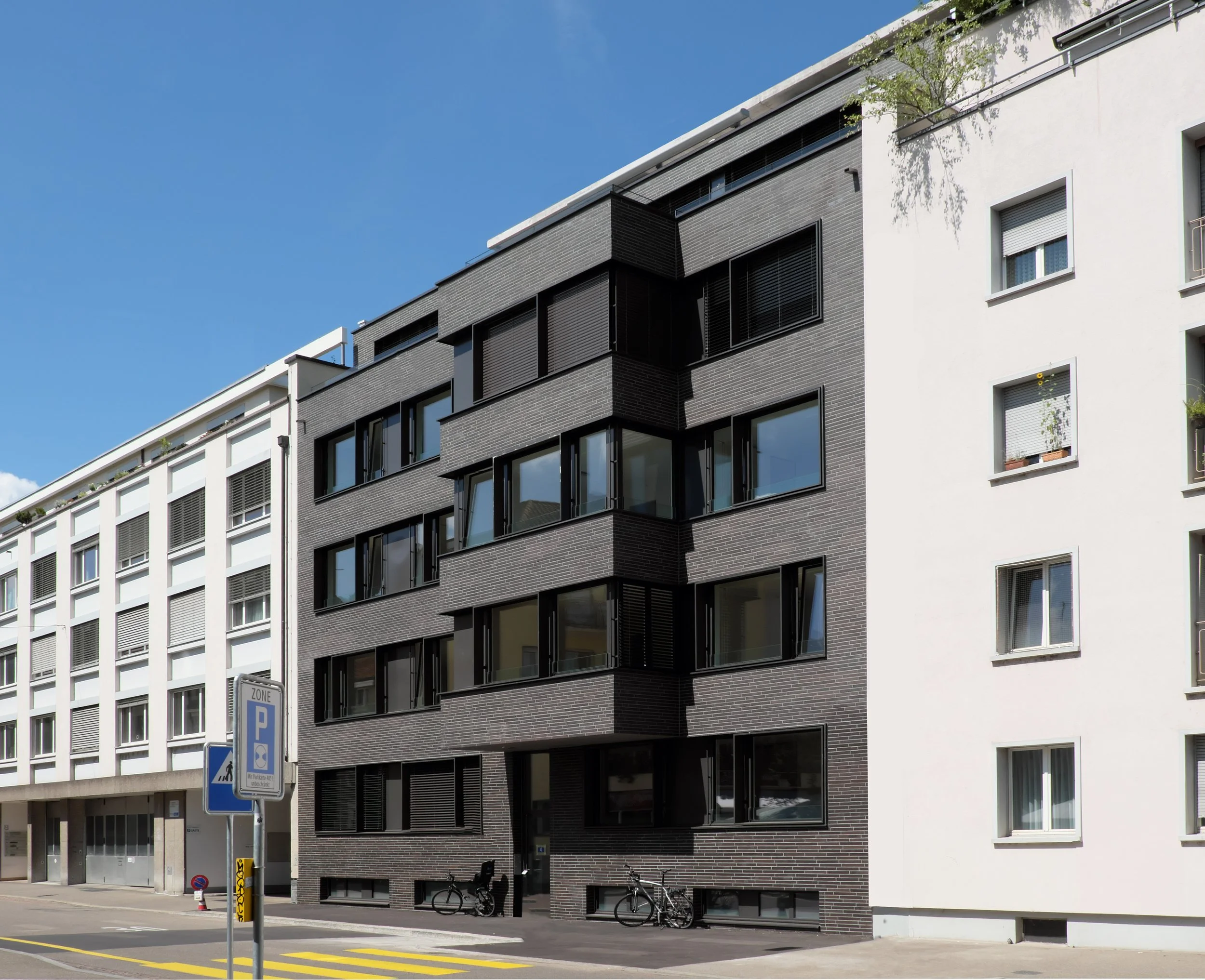 Strassenfassade bearbeitet.jpg