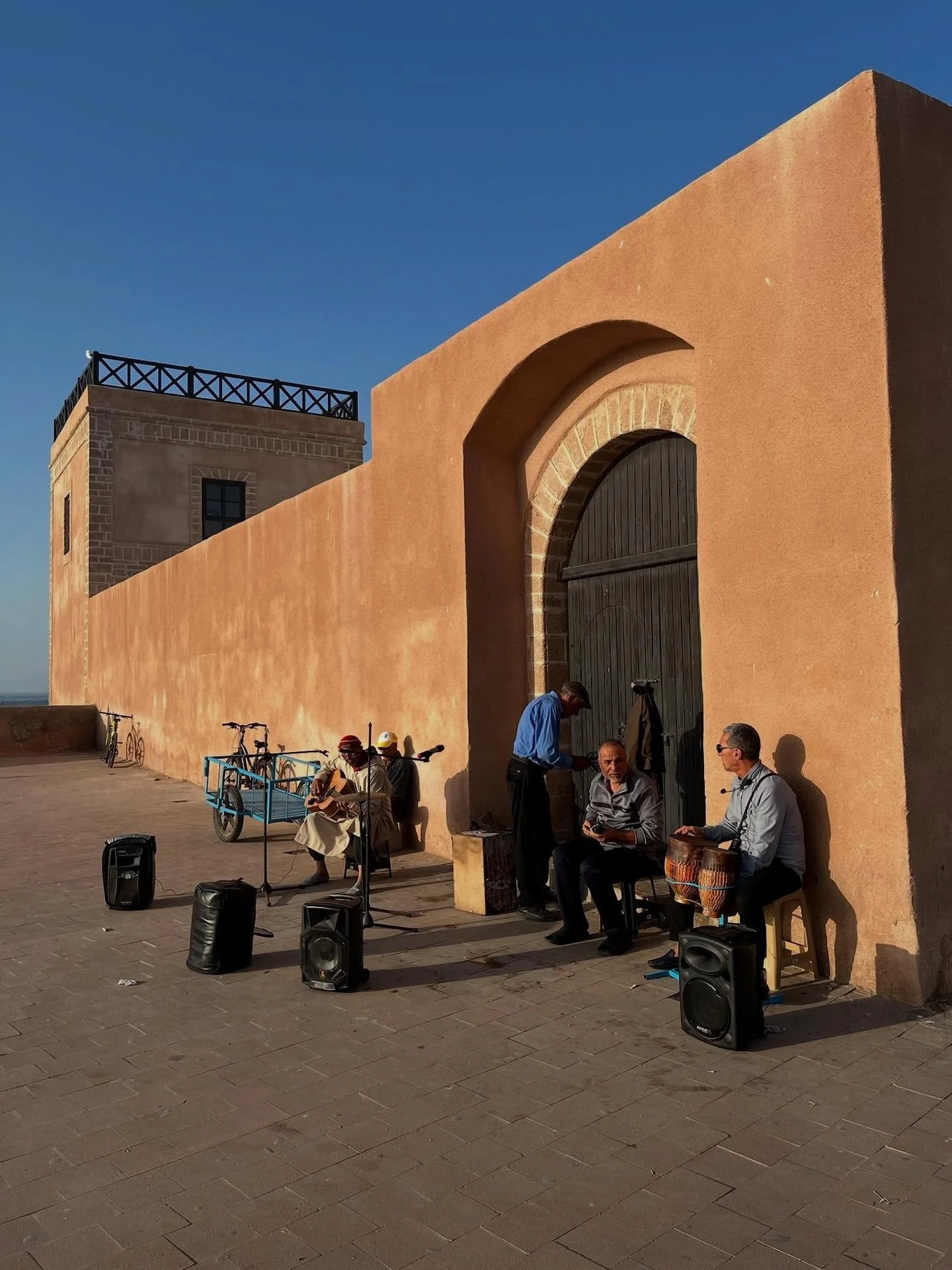 Essaouira &ndash; the ultimate coastal escape when visiting Morocco 🇲🇦🥘
Whether you&rsquo;re in for adventure or just want to unwind, this laid-back town has it all.

Here are some of our favorite spots &ndash; full list via the link in bio 🗺️✨


