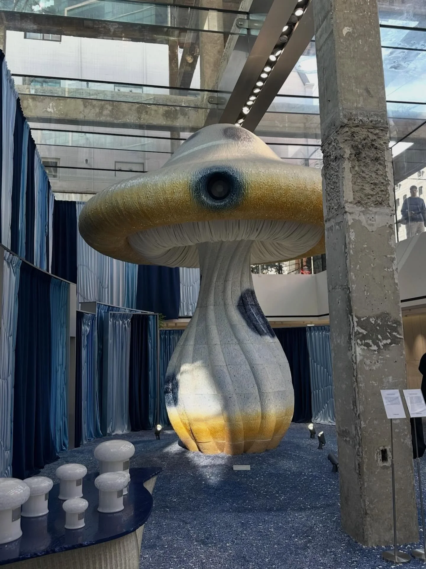 Seoul &mdash; a city of contrasts 🇰🇷✨
Where ultra-modern design meets centuries-old traditions, and every corner offers something new.

Here are some of our favorite spots &mdash; full list via the link in bio 🗺️💫

🍄 Seongsu-dong
🛍️ Hannam-dong