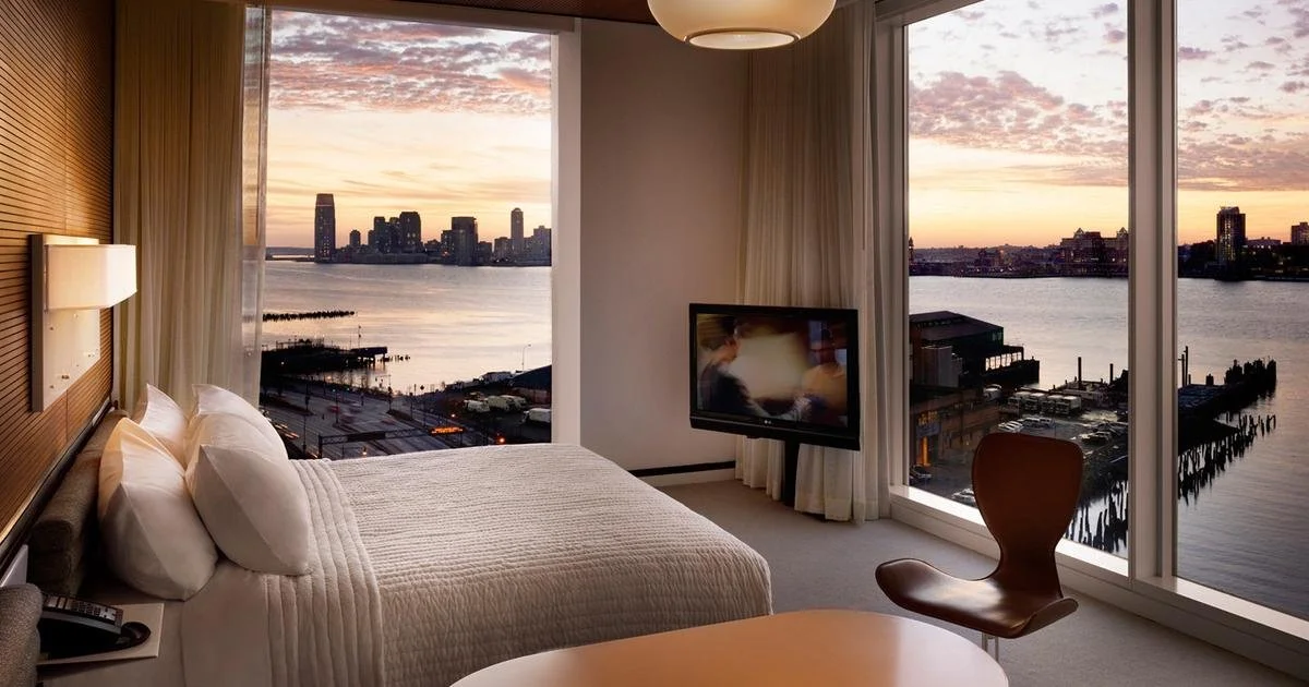 leonardo-1153331-standard-hotel-high-line-guest-rooms-corner-view_O-570050.jpg