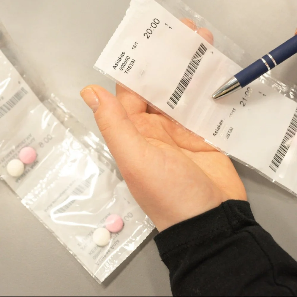 Farmaseutti tarkastaa annospusseja annosjakelu palvelussa