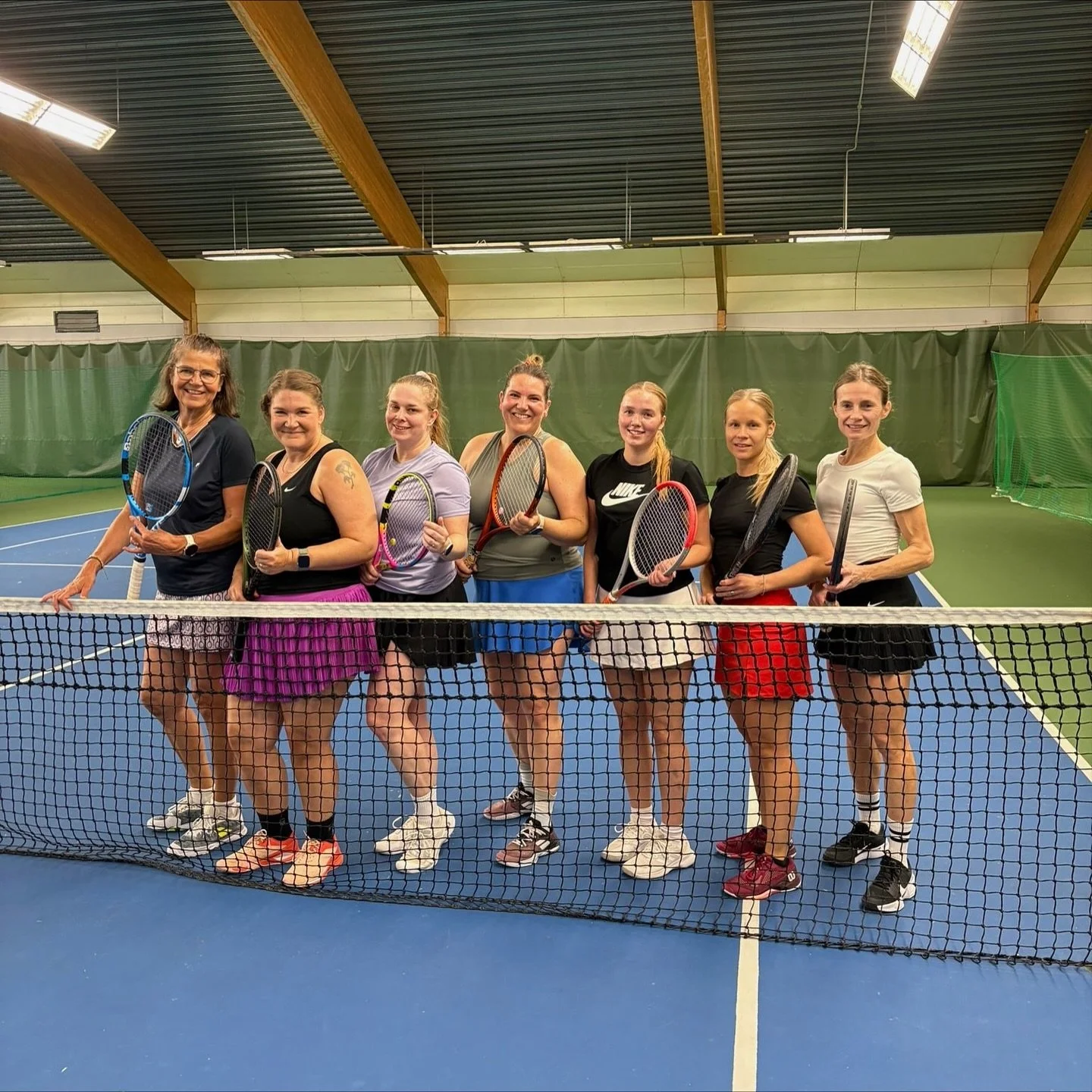 Syysloma lusittu ja pelit pelattu! 💙

Lomalla pelattiin aikuisvalmennuksen kaksin-ja nelinpelej&auml; 🎾
Nelureissa voittajina 🥇 Tarja ja Reeta sek&auml; 🥇 Bettina ja Heidi
Kaksareissa 🥇 Lari ja Tuukka

Kiitos osallistujille, treenit jatkuu! 💪🏼