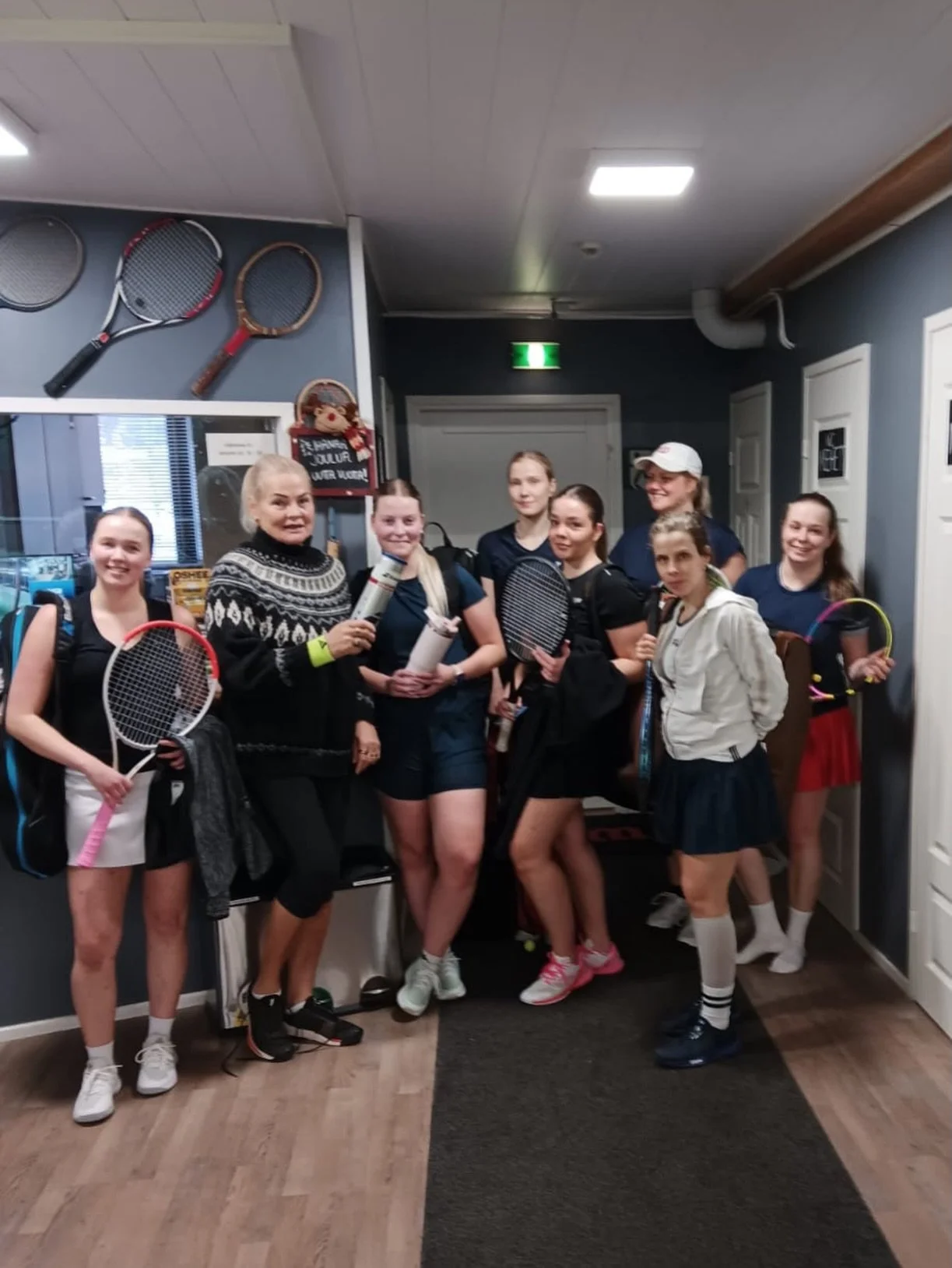 Vuoden ensimm&auml;inen nelurikisa pelattu!

Aikapeleiss&auml; pari vaihtui ja turnauksen voittajaksi pelasi Sirpa 🤩👏

Kev&auml;tkauden treenit starttaavat ke 7.1.2026 tutuissa ryhmiss&auml; 🎾 Kivaa alkanutta uutta vuotta 💚

#klaukkalantennishall