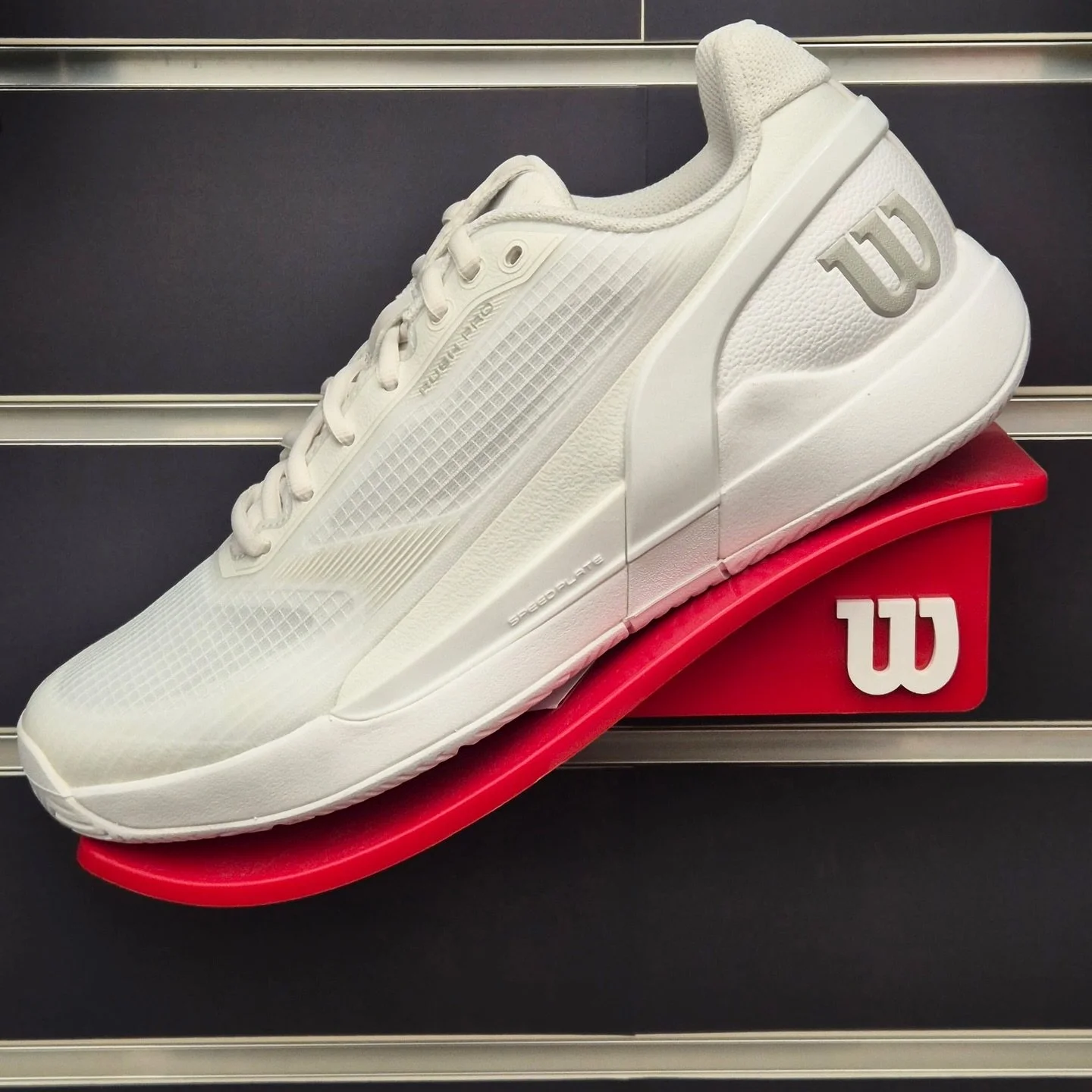 Saisko olla uutta popoa t&auml;n vuoden peleihin? 😍🤍

Miesten Rush Pro 5, onhan n&auml;&auml; valkoiset ne OG tenniskeng&auml;t 👟🤍

Tuu kokeilee! 👏🏼

#klaukkalantennishallit #klake #tennistossut #miesten #rushpro