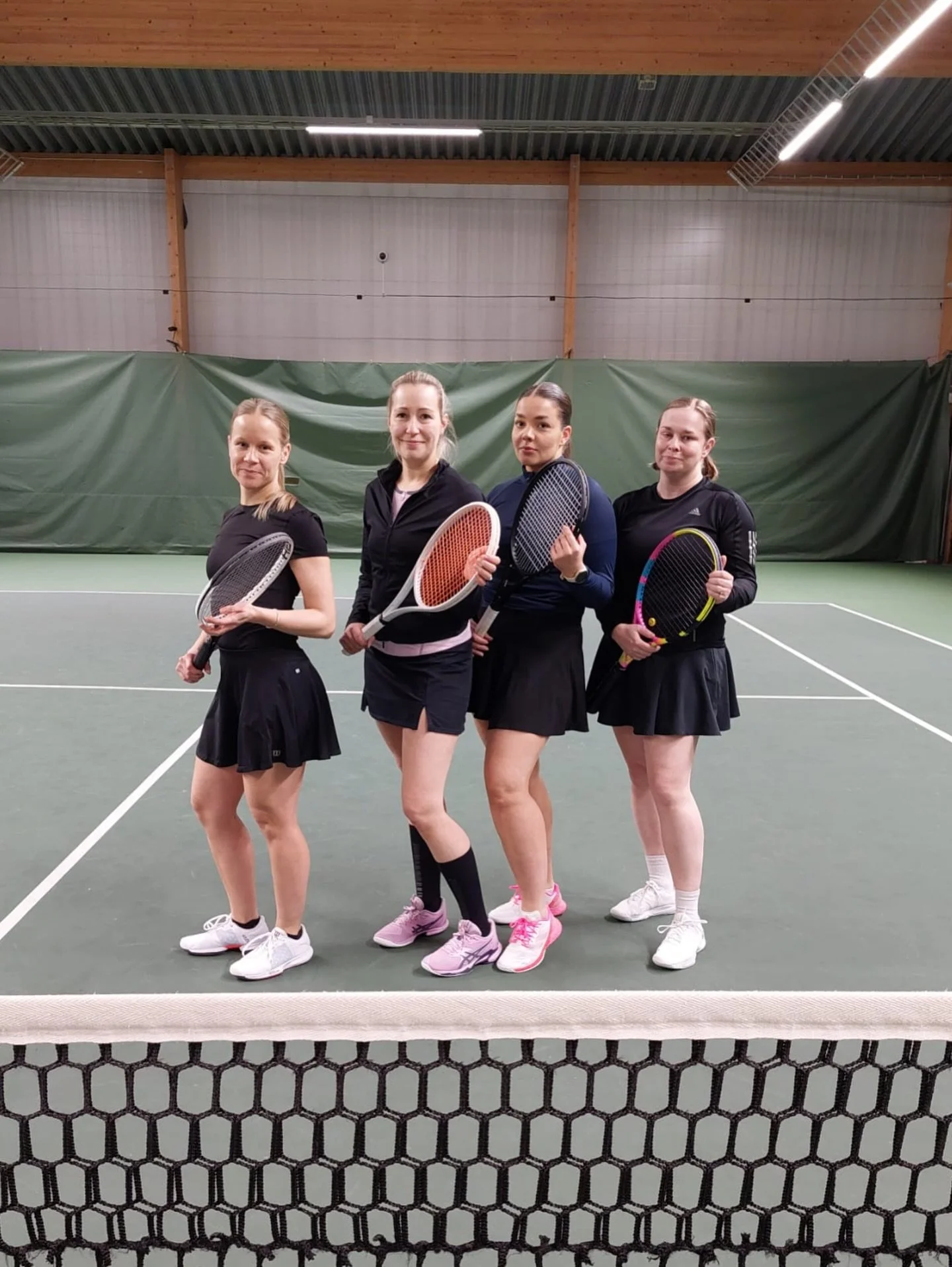 Hiihtolomaviikon pelit on pelattu! 🎾💚

Viikko sis&auml;lsi superhyvi&auml; pelej&auml; ja hyv&auml;&auml; meininki&auml;! 😍🏆

Kiitos kaikille osanottajille, ens vuonna menn&auml;&auml;n taas 😎

#klaukkalantennishallit #klake #tennisvalmennus #te