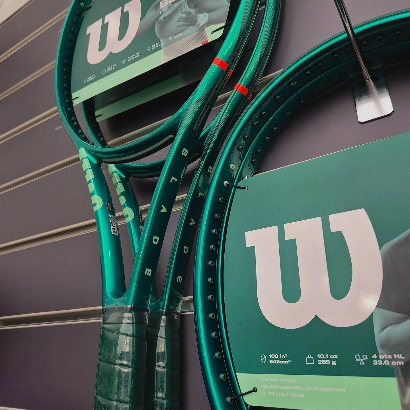 Vihdoin!! 🍏🍀🟢💚💚

Uudet Bladet on t&auml;&auml;ll&auml;! 😍🤩 ProShopista l&ouml;ytyy, tervetuloa testaamaan!! 🪩

#klaukkalantennishallit #blade #wilson #tennis