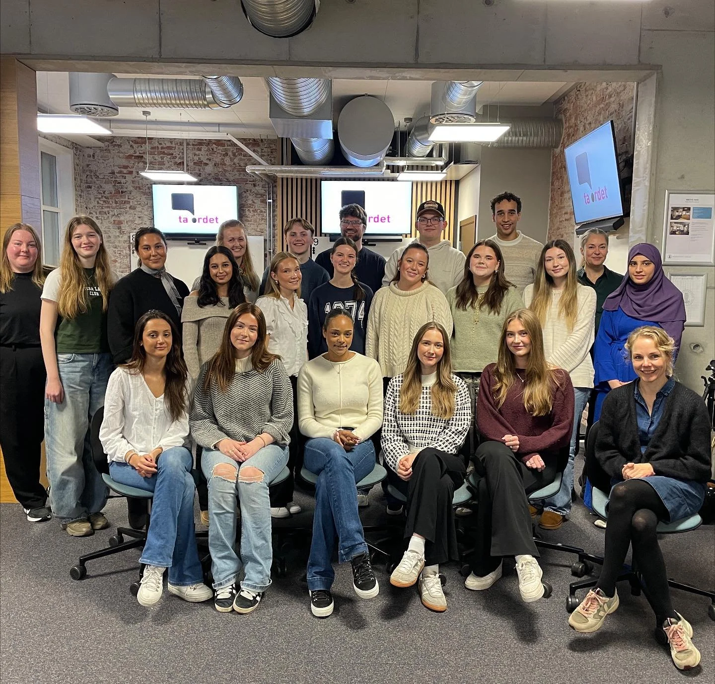 BERGEN! 💥En fenomenal åpning av årets runde med skolevinnerworkshoper ❤️ De ser kanskje rolige ut på overflaten, disse her, men under er det sinne og lykke og brann og masser av livsvisdom. Tusen takk for lånet av disse ungdo