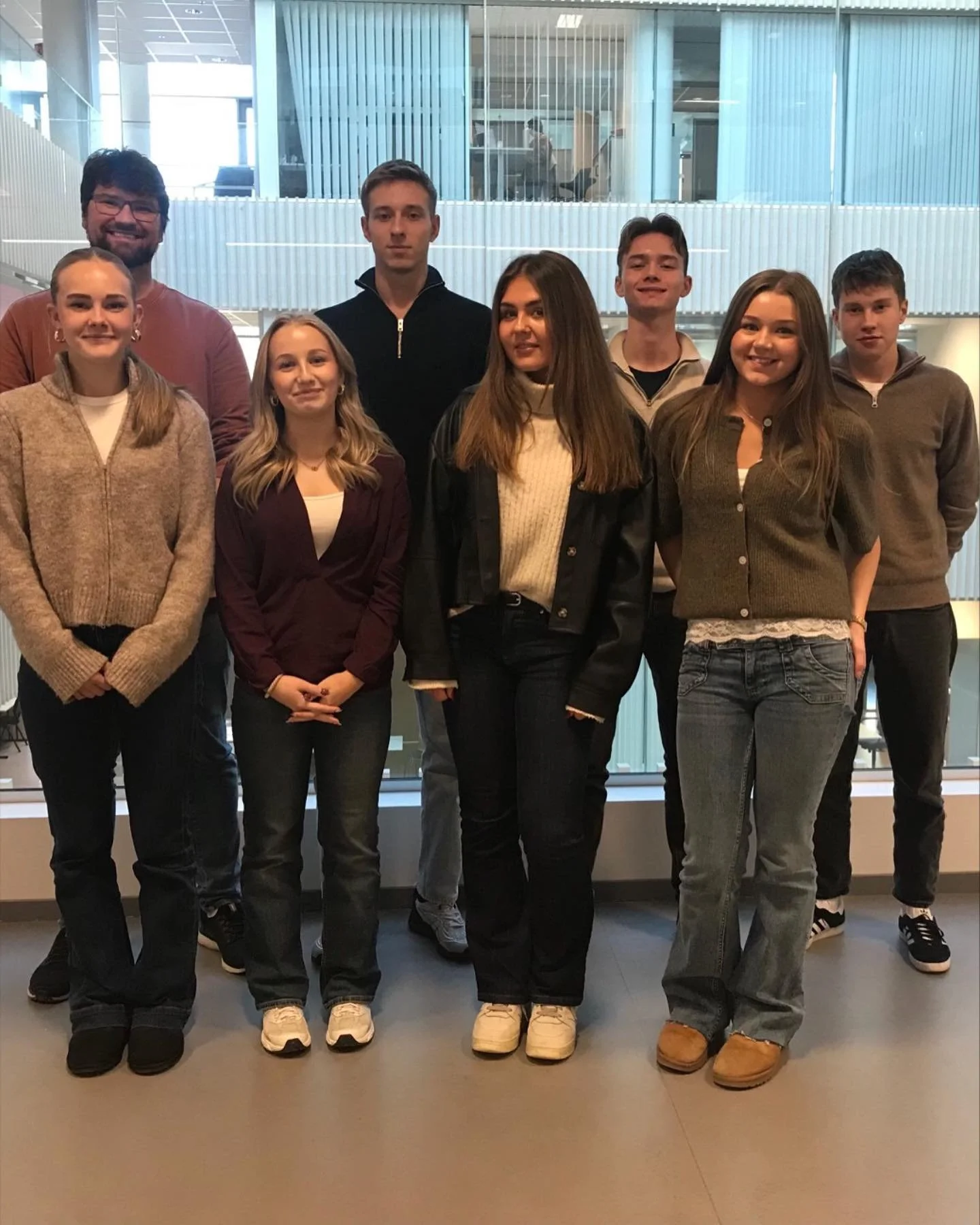 I TRONDHEIM 🤩 taler ungdommene om reindrift, krig og utenforskap, forherligelse av rus, feminisme, KI som miljøtrussel og mye mer. Takk for en hyggelig workshop og for talene! Her er representantene fra @bodin_videregaende_skole , @byasenvgs