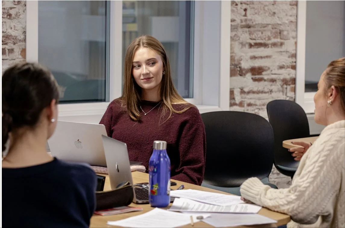 OSLO 2 av 2 🍁ÅNEI! Vi glemte å ta lagbilde! 😭 Og det med en helt fortryllende nydelig og trolig svært fotogen gjeng fra @akademiet.toppidrett.ale , @edvardmunchvgs , Kirkenes VGS, @steinervgsmoss , Rosenvilde VGS, @skivgs , @uller