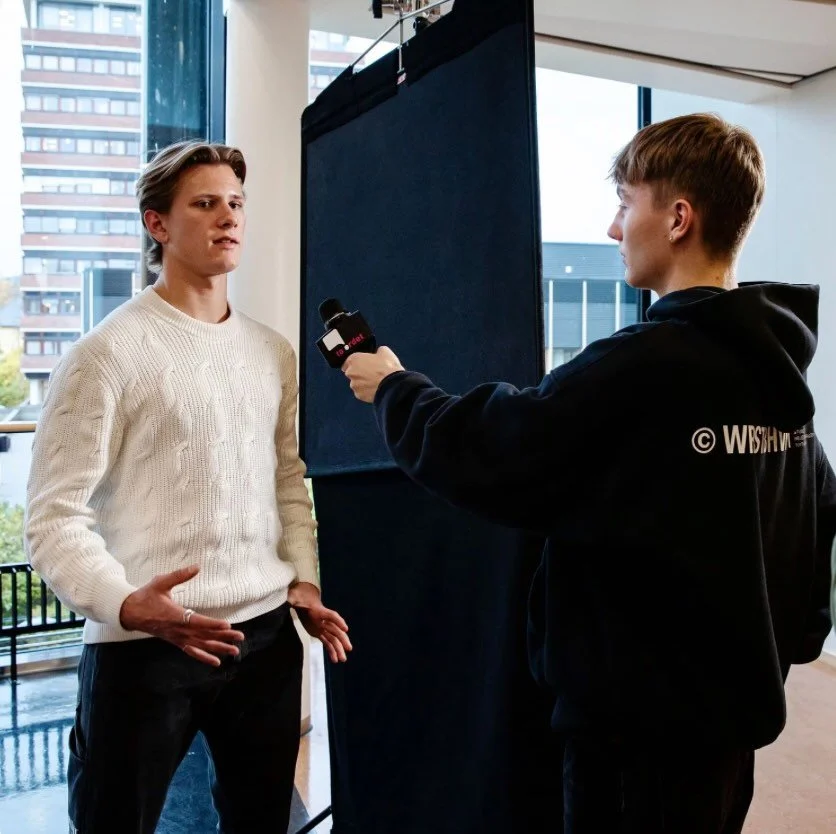 Talene i Ta ordet! finner sin vei gjennom radio og aviser, og ut i offentligheten. Slik f&aring;r de et liv p&aring; papiret og som lyd, og slik n&aring;r de enda flere publikummere. Det er vi glade for! 

Blant annet melder Bergens Tidende om at en 