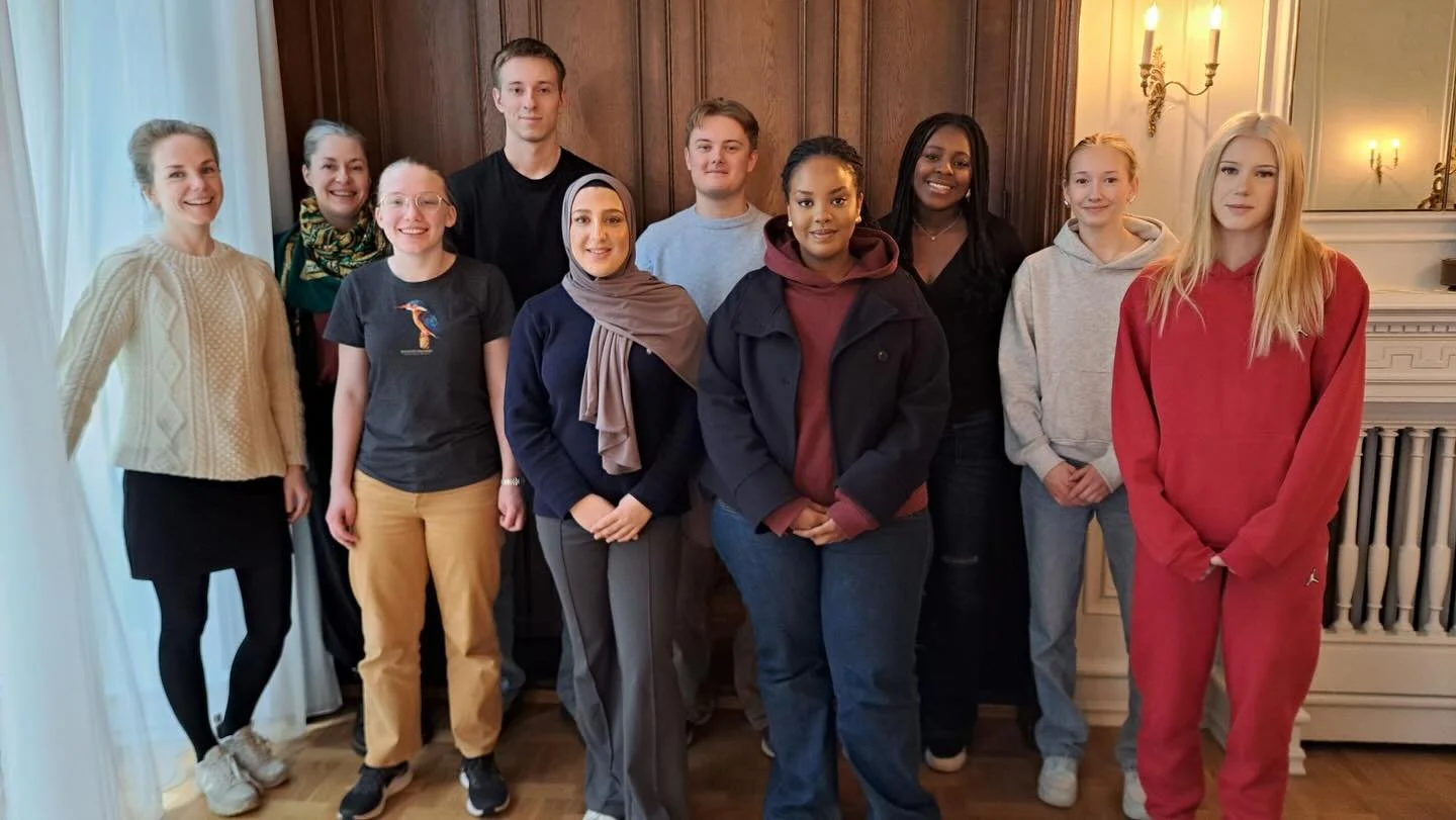 Det norske landslaget er klare for @nordisk.talefest ❤️&zwj;🔥🇩🇰🇳🇴🇸🇪

6.-8. mai er vi i K&oslash;benhavn med denne flotte gjengen for &aring; tale for og lytte til gamle og unge fra Danmark og Sverige. &Aring;rets norske talere er: 

🌟Ingvill 