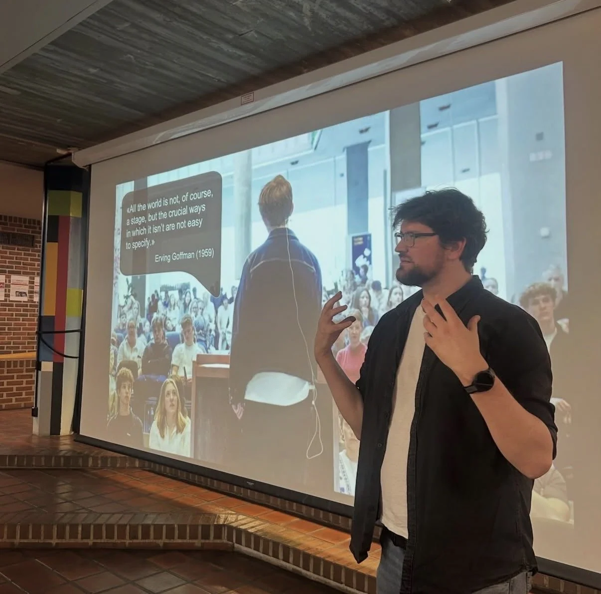 Kursutvikler Thomas på scenen