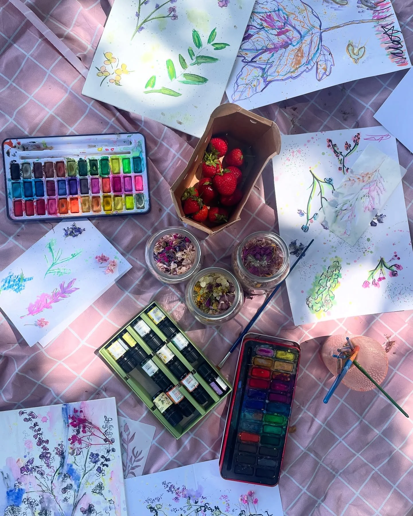 Some highlights from today&rsquo;s &lsquo;Ground Yourself&rsquo; workshop with a focus on watercolour florals infused with essential oils 🍃🪻 #mindful #mindfulness #calm #grounding #nature #scenic #view #outdoors #summer #london #park #crafting #pai