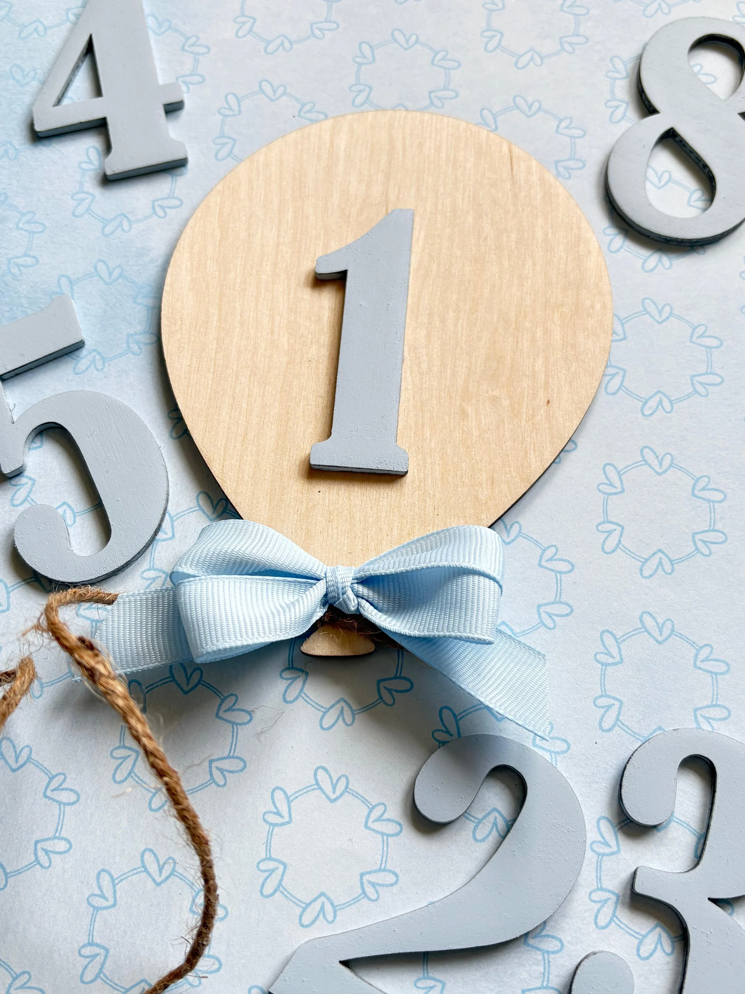 milestone-card-legno-palloncino-fiocco-azzurro