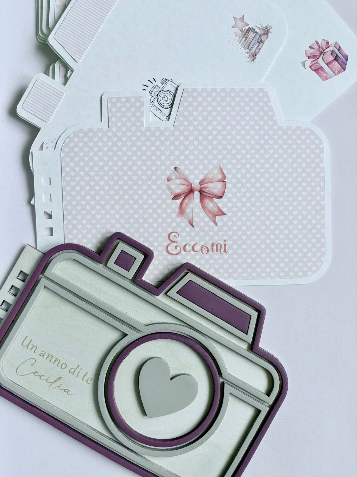 mini album primo anno bimba personalizzato in legno con pagine illustrate.jpeg