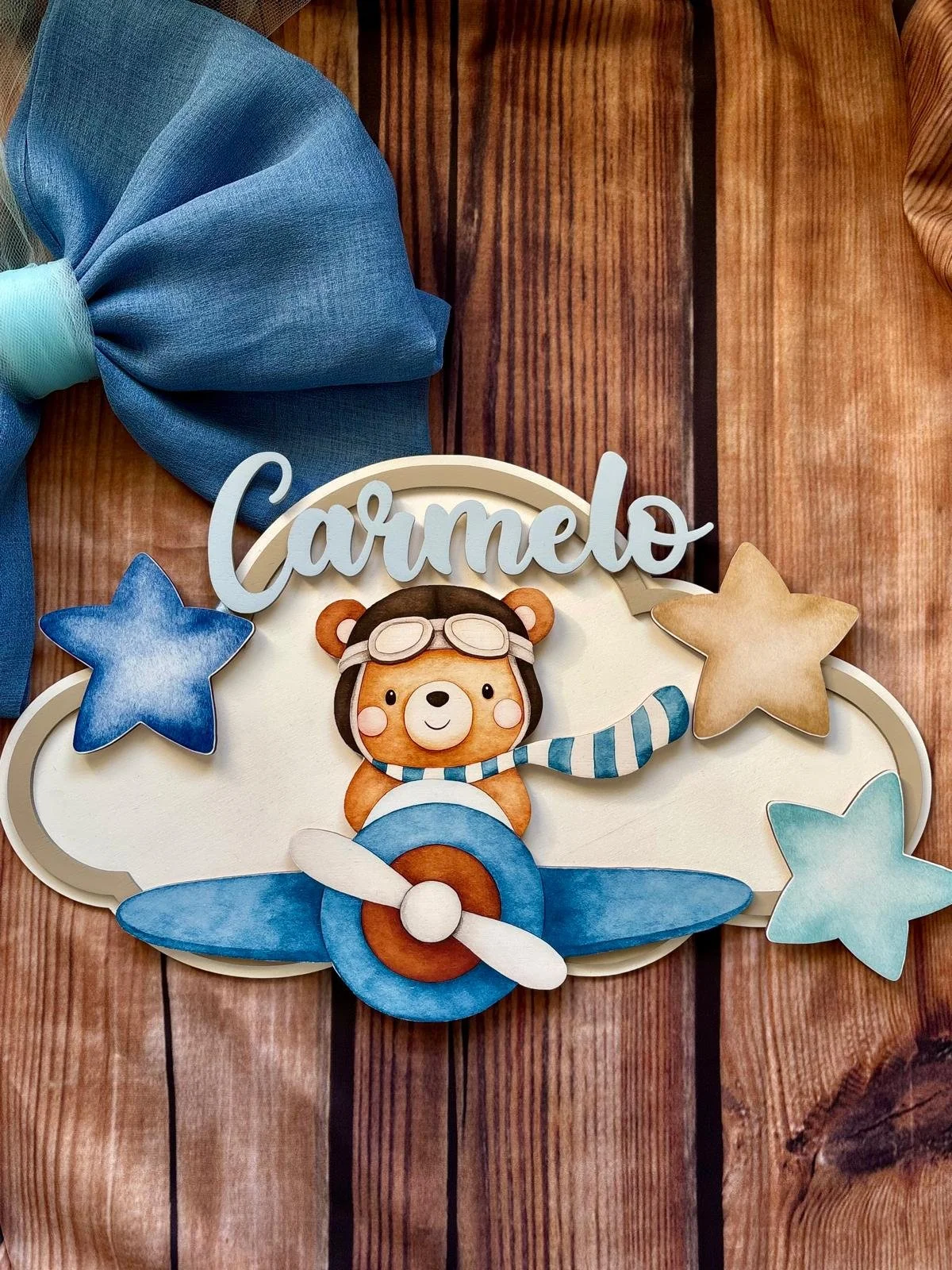 fiocco-nascita-legno-orsetto-aviatore-personalizzato-nuvoletta